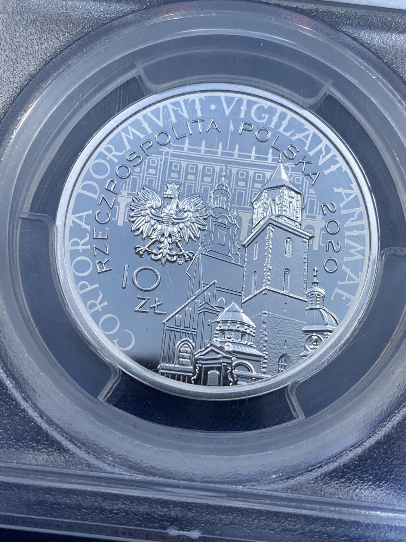 《竞宝斋》第481场 周日，周一 2场连拍 （全场包邮）20级店铺 欢迎送拍 PCGS PR70DCAM 波兰2020年“纪念斯摩棱斯克—空难10周年”1盎司精制银币，超高浮雕，极致镜面，女性人物传神（币面环绕遇难者姓名，设计极具纪念意义），加厚盒封装。唯一冠军分，盒证齐全