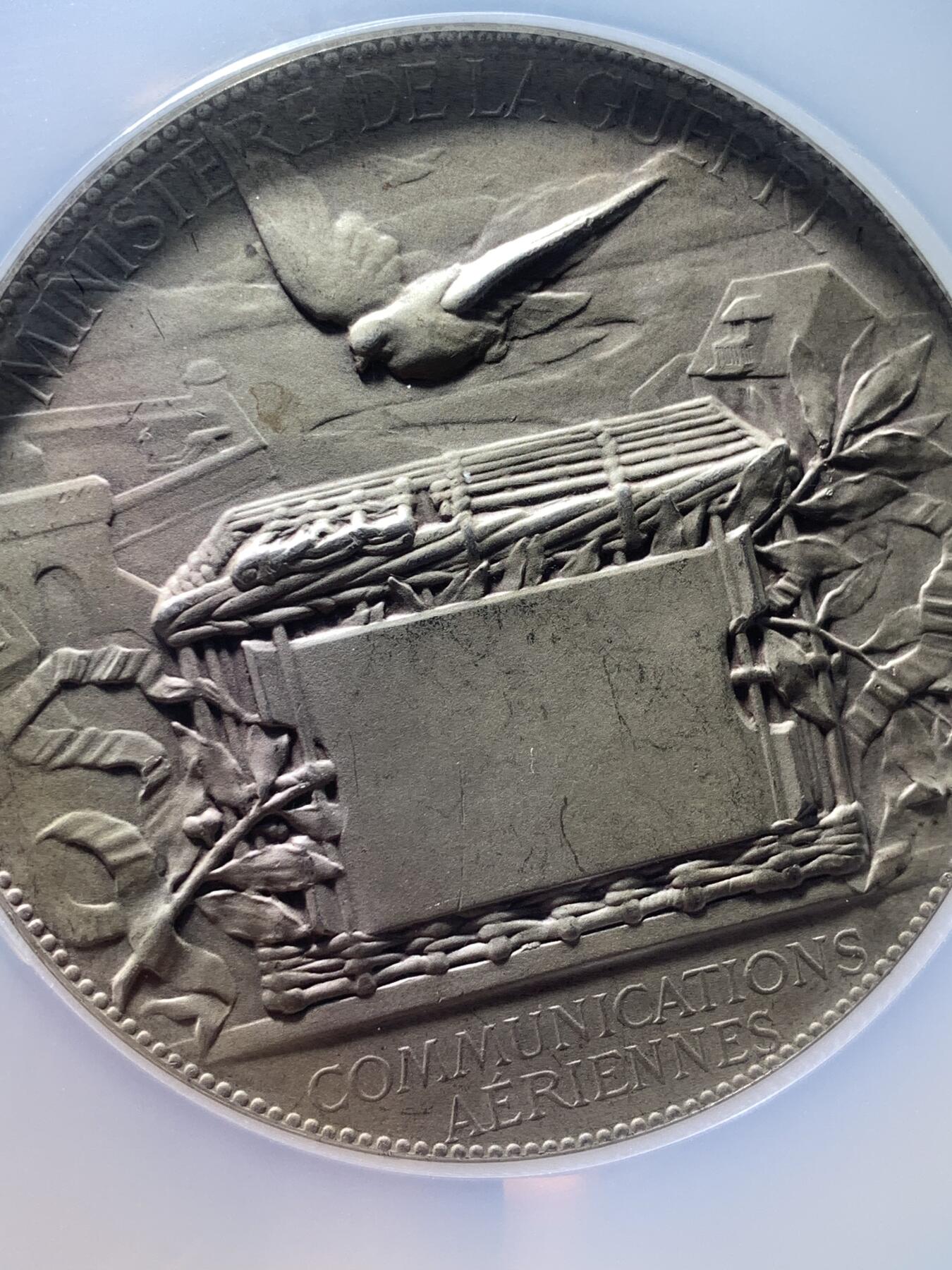 《竞宝斋》第481场 周日，周一 2场连拍 （全场包邮）20级店铺 欢迎送拍 NGC MS62 法国1871年巴黎航空通讯纪念大银章，直径63mm，重量117克。在普法战争中巴黎被普鲁士围困，城中通信全靠信鸽完成。此章纪念此重大历史事件。少见品种，加大加厚盒，盒子下沿有磕。