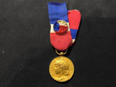 云宸嘉赏-勋臻佳藏四月精品大拍场次 - 法兰西共和国金级劳工奖章 银质鎏金带花结