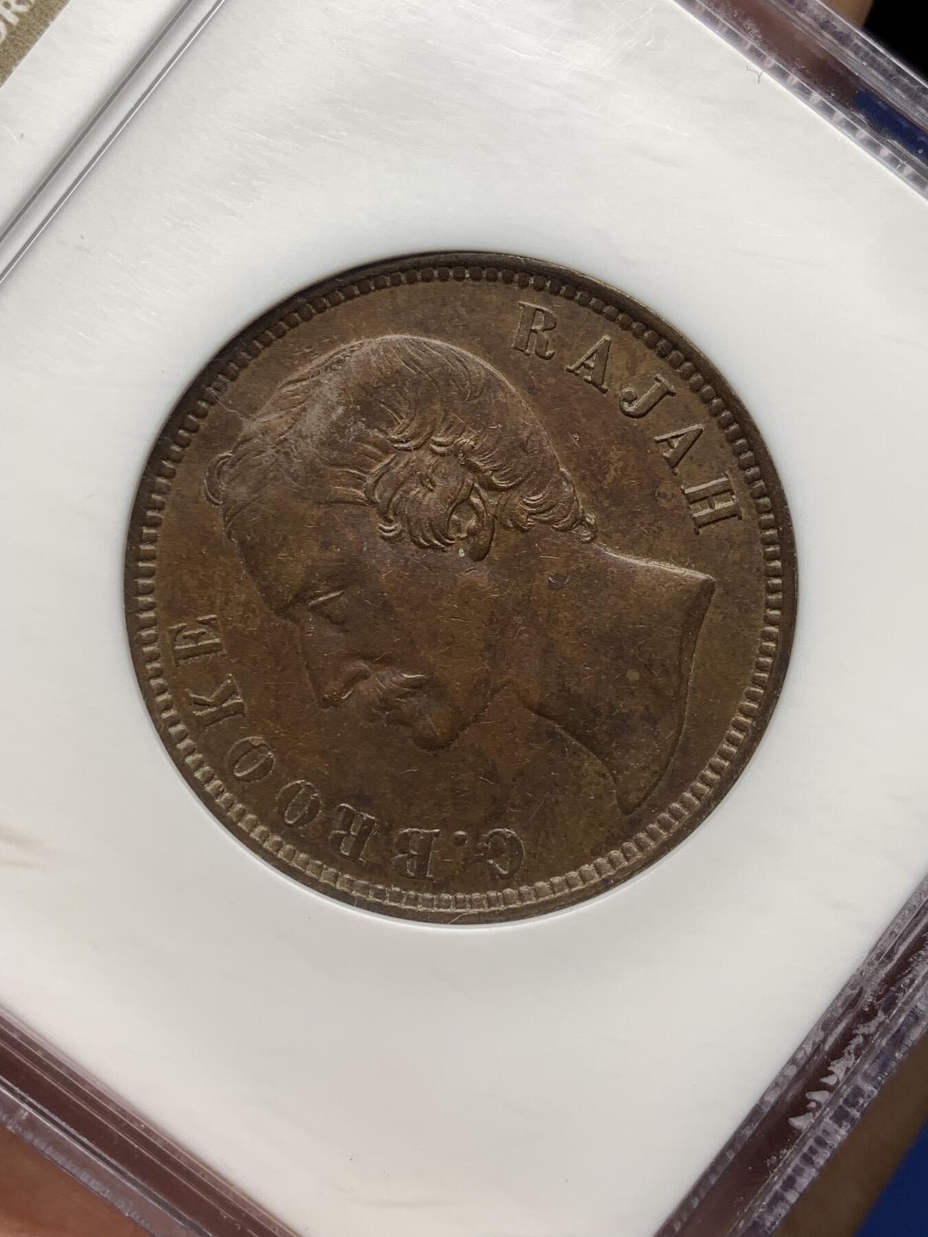 《竞宝斋》第481场 周日，周一 2场连拍 （全场包邮）20级店铺 欢迎送拍 NGC MS62BN 沙捞越布鲁克王国 1870年1分铜元，底板丝滑，铜光犹存，实物细节出色，古董老N盒。布鲁克首年份，东南亚早期铜币一向是拍卖热点，MS难得