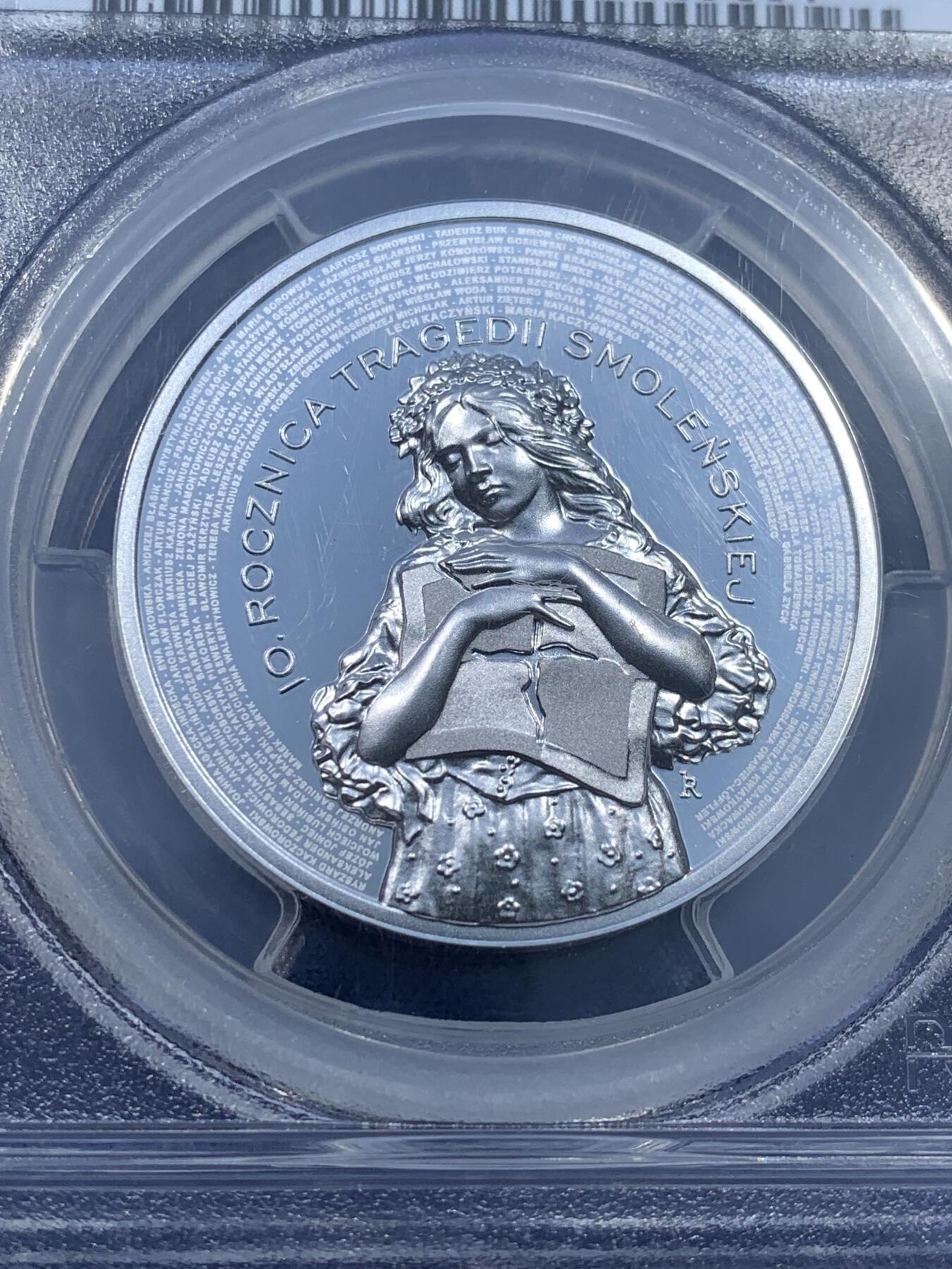 《竞宝斋》第481场 周日，周一 2场连拍 （全场包邮）20级店铺 欢迎送拍 PCGS PR70DCAM 波兰2020年“纪念斯摩棱斯克—空难10周年”1盎司精制银币，超高浮雕，极致镜面，女性人物传神（币面环绕遇难者姓名，设计极具纪念意义），加厚盒封装。唯一冠军分，盒证齐全