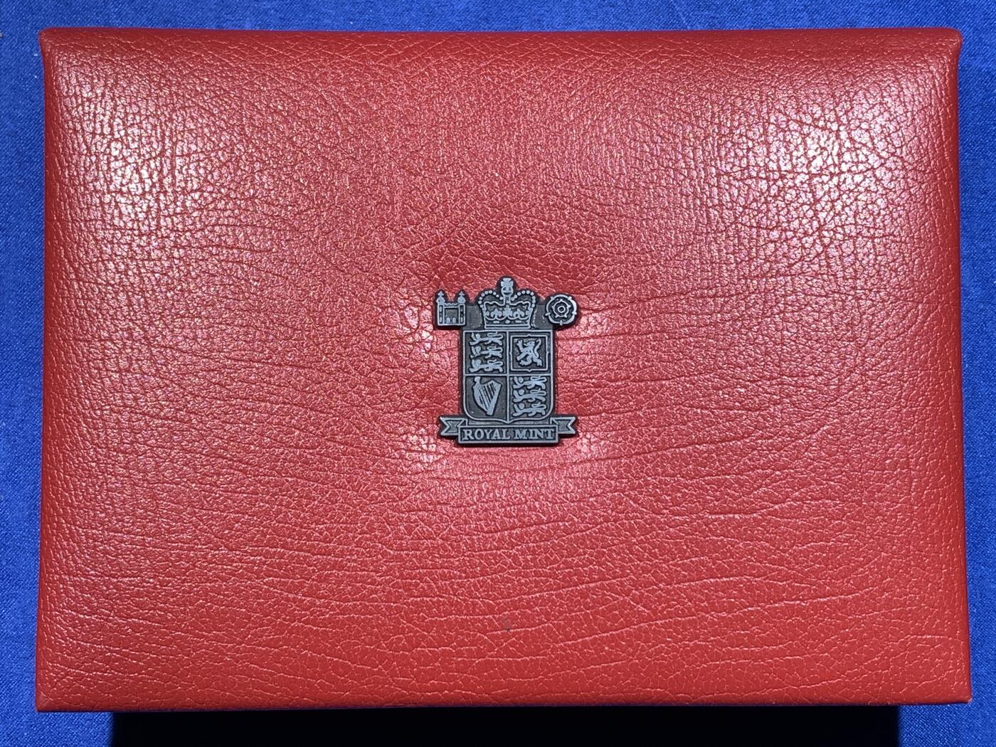 《竞宝斋》第481场 周日，周一 2场连拍 （全场包邮）20级店铺 欢迎送拍 英国1997年精制套币（含10币1章）5英镑女王金婚纪念币+2英镑机械时代+1英镑英格兰三狮+2枚换版50便士，盒证齐全，盒子固定位缺失