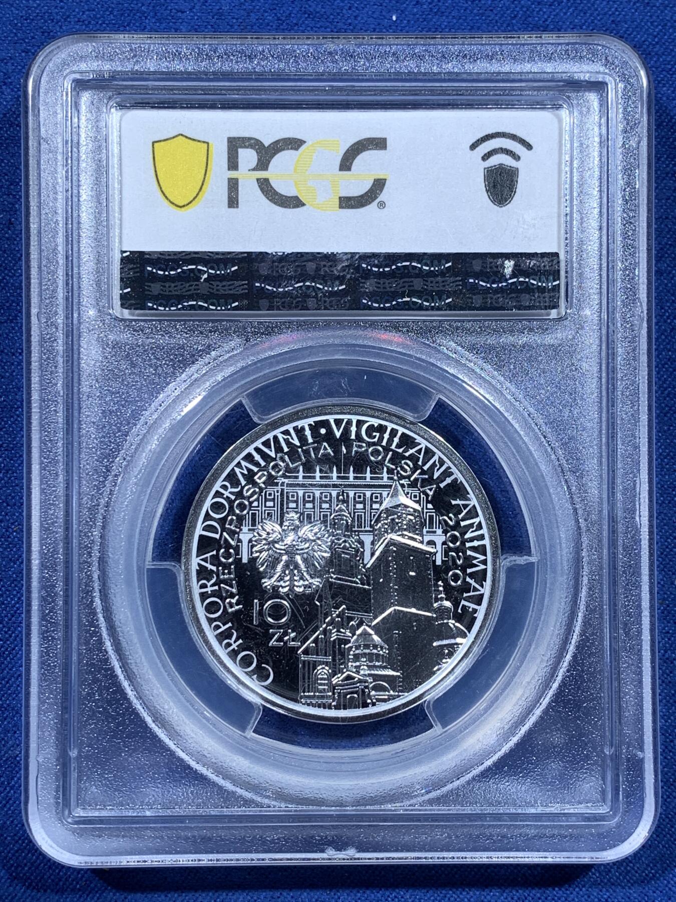《竞宝斋》第481场 周日，周一 2场连拍 （全场包邮）20级店铺 欢迎送拍 PCGS PR70DCAM 波兰2020年“纪念斯摩棱斯克—空难10周年”1盎司精制银币，超高浮雕，极致镜面，女性人物传神（币面环绕遇难者姓名，设计极具纪念意义），加厚盒封装。唯一冠军分，盒证齐全