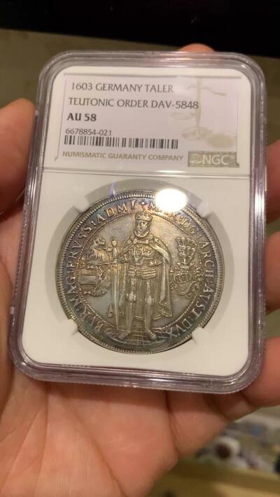 《竞宝斋》第481场 周日，周一 2场连拍 （全场包邮）20级店铺 欢迎送拍 NGC AU58 德国1603年条顿骑士泰勒大银币 双面五彩包浆 400多年的历史沉淀 充满惊喜的感官享受