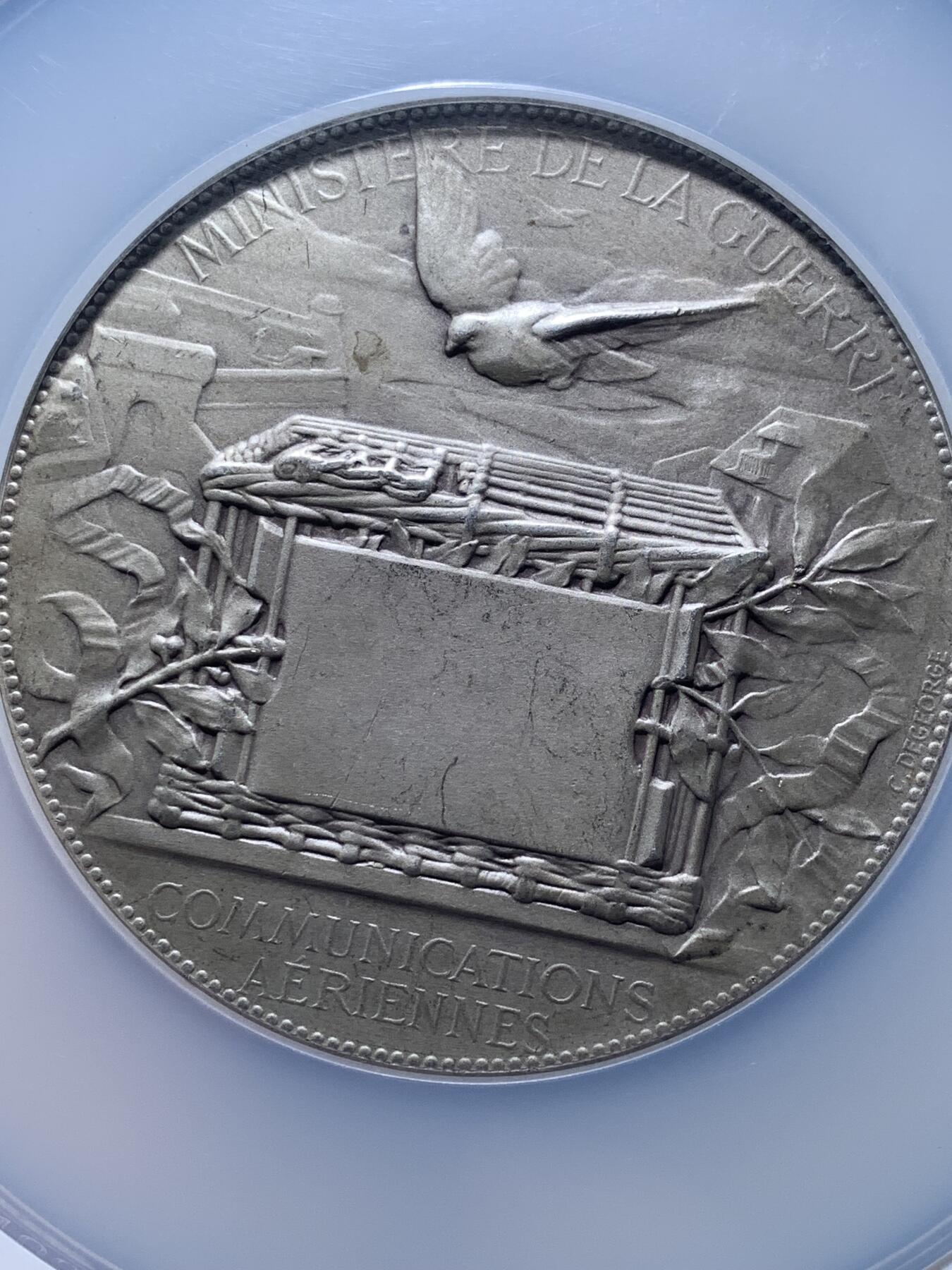 《竞宝斋》第481场 周日，周一 2场连拍 （全场包邮）20级店铺 欢迎送拍 NGC MS62 法国1871年巴黎航空通讯纪念大银章，直径63mm，重量117克。在普法战争中巴黎被普鲁士围困，城中通信全靠信鸽完成。此章纪念此重大历史事件。少见品种，加大加厚盒，盒子下沿有磕。