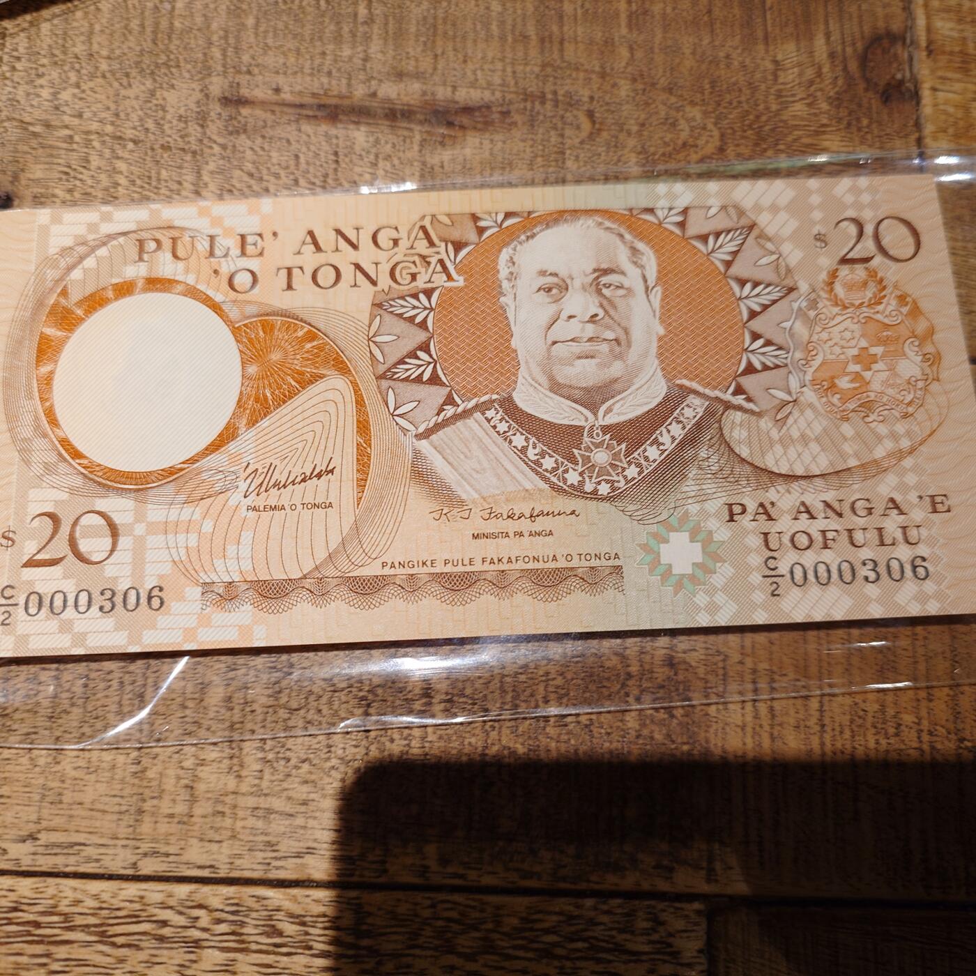 世界钱币～微拍第245期暨2026年第26期  新货卖剩品种部分上架提供选购【有看中的就一开始就出价，别为了晚付几天押金拖到最后，这里没出价的只要群里卖掉了就会撤】 1995年汤加20番加 全新绝品无47百位号 000306