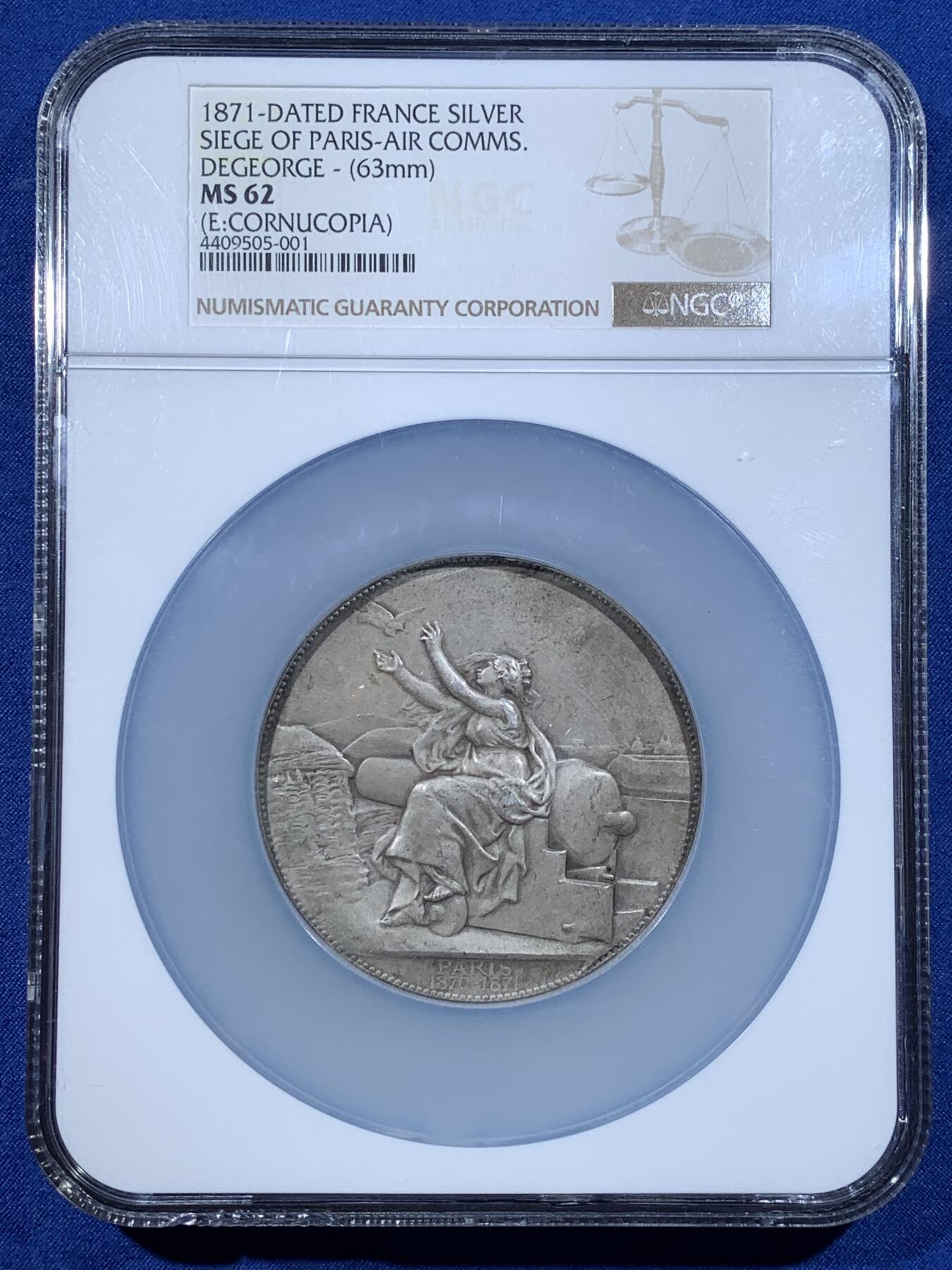 《竞宝斋》第481场 周日，周一 2场连拍 （全场包邮）20级店铺 欢迎送拍 NGC MS62 法国1871年巴黎航空通讯纪念大银章，直径63mm，重量117克。在普法战争中巴黎被普鲁士围困，城中通信全靠信鸽完成。此章纪念此重大历史事件。少见品种，加大加厚盒，盒子下沿有磕。