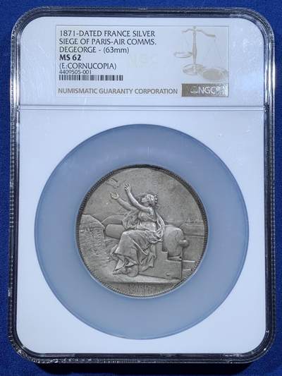 《竞宝斋》第481场 周日，周一 2场连拍 （全场包邮）20级店铺 欢迎送拍 - NGC MS62 法国1871年巴黎航空通讯纪念大银章，直径63mm，重量117克。在普法战争中巴黎被普鲁士围困，城中通信全靠信鸽完成。此章纪念此重大历史事件。少见品种，加大加厚盒，盒子下沿有磕。