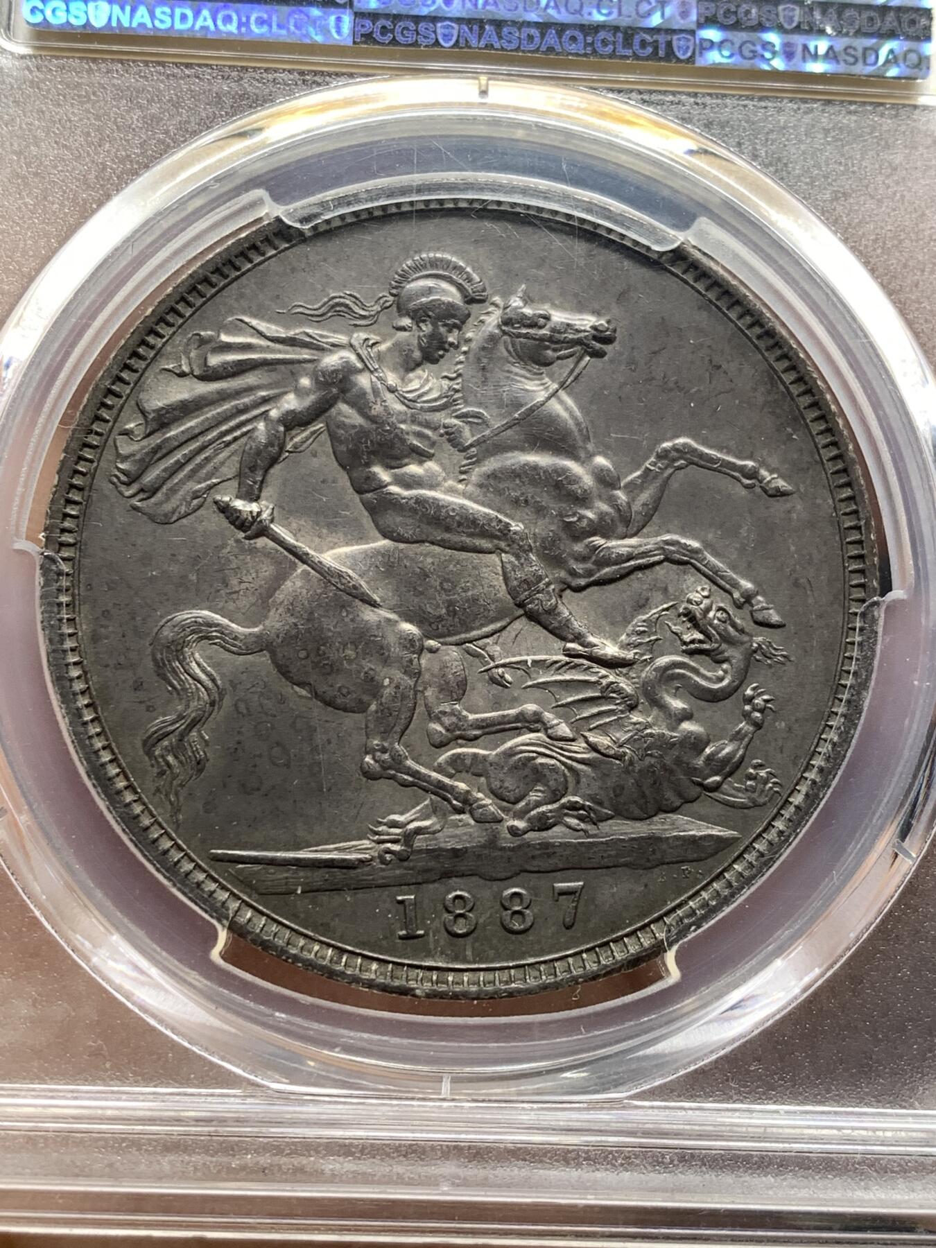 《竞宝斋》第481场 周日，周一 2场连拍 （全场包邮）20级店铺 欢迎送拍 PCGS AU55 英国1887年高冠马剑，均匀的深紫色包浆，有分不易。很有特色的一枚马剑，按国币的审美是顶级的味道币。