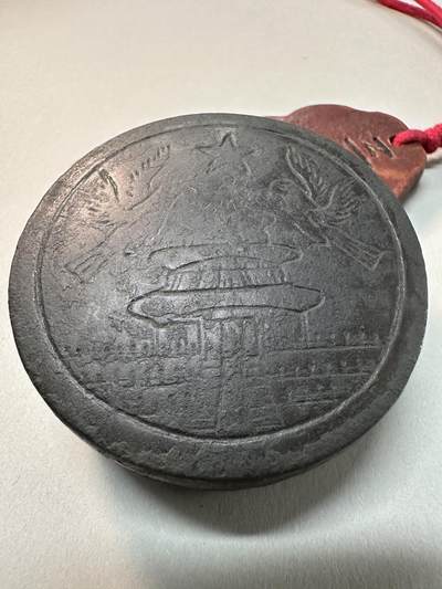 清-民国-建国｜老铜器专场.伍 建国初老铜圆形铜墨盒 錾刻天坛和平鸽五星纹