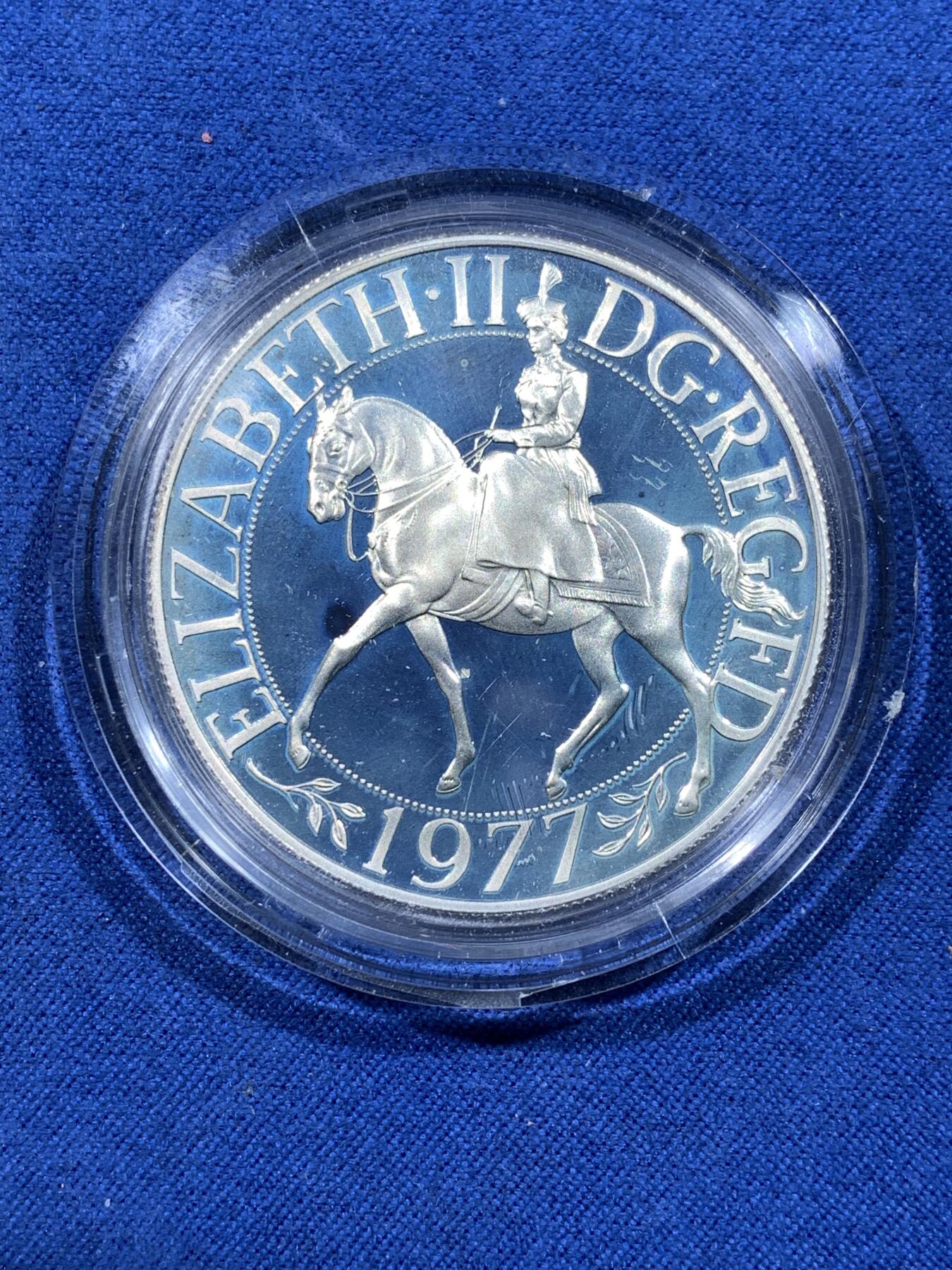 《竞宝斋》第481场 周日，周一 2场连拍 （全场包邮）20级店铺 欢迎送拍 英国1977年伊丽莎白二世登基25周年（银禧）25便士纪念银币（克朗型） 带盒