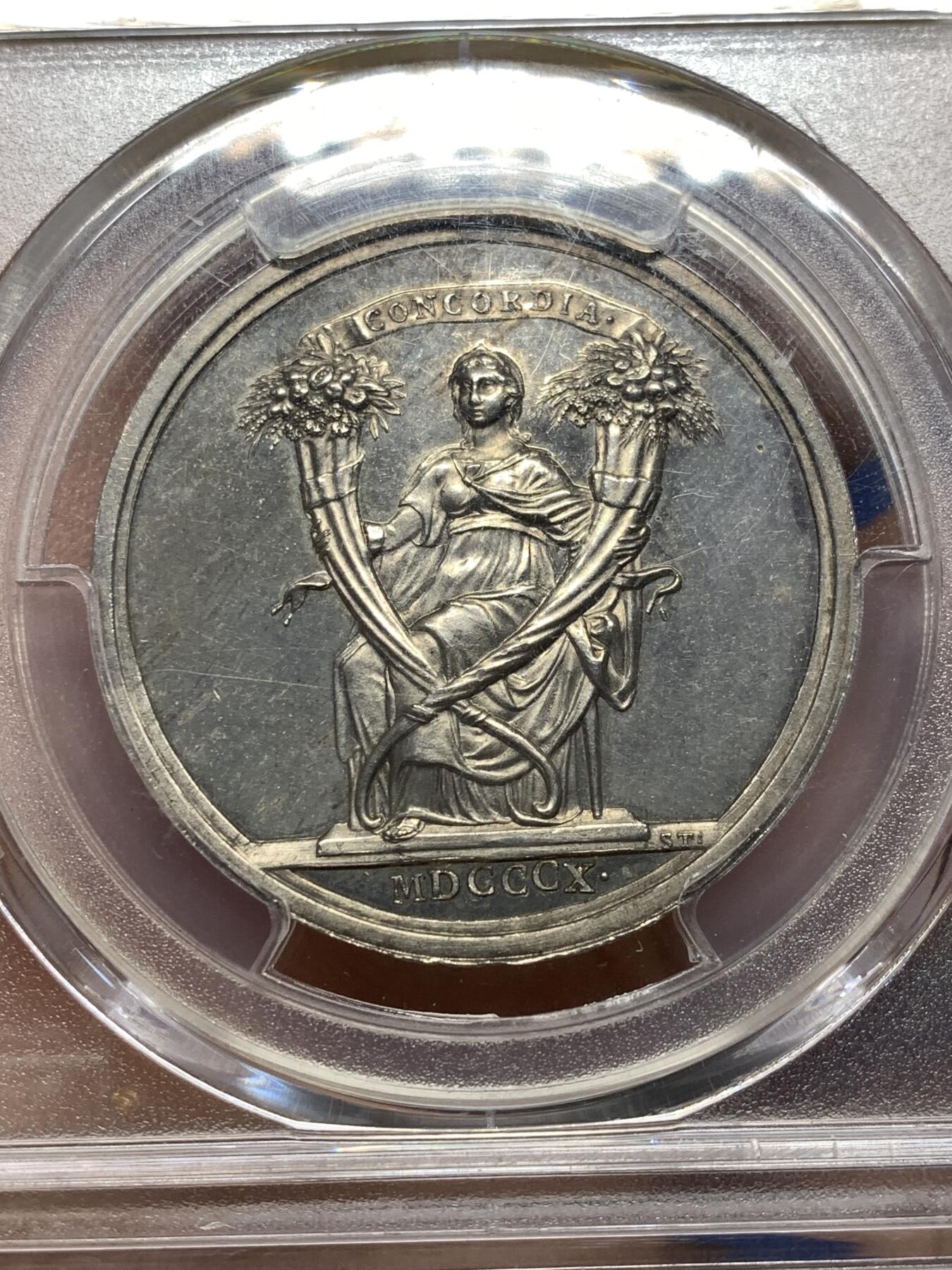 《竞宝斋》第481场 周日，周一 2场连拍 （全场包邮）20级店铺 欢迎送拍 少见 PCGS SP62 拿破仑一世原铸银章 1810年拿破仑一世与玛丽·路易丝皇室婚礼纪念银章 正面为拿破仑一世与玛丽·路易丝，以及玛丽·路易丝的父母奥地利皇帝弗朗茨一世与皇后玛丽亚·特蕾西亚，强调这场婚姻所连接的法兰西帝国与哈布斯堡王朝之间的政治联盟关系。背面描绘罗马神话中的“协和女神”手持两只巨大的丰饶之角，象征和谐、联盟与国家秩序。难得一见的拿破仑原铸银章。