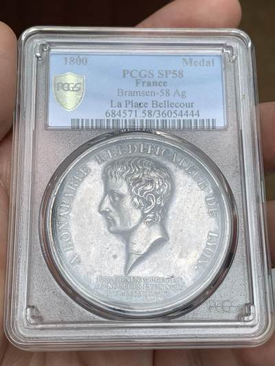 《竞宝斋》第481场 周日，周一 2场连拍 （全场包邮）20级店铺 欢迎送拍 - 少见 PCGS SP58 拿破仑一世原铸银章 1800年法国银质纪念章 拿破仑一世·里昂重建与马伦哥战役纪念 正面刻画拿破仑·波拿巴侧面肖像，环绕铭文“BONAPARTE RÉDIFICATEUR DE LYON”，意为“重建里昂的波拿巴”，背面以橡叶与月桂叶花环环绕长段铭文，记述拿破仑在马伦哥战役中取胜、再次征服意大利，并于共和国八年雾月（1800年）以第一执政身份下令重建里昂贝勒库尔广场（Pl