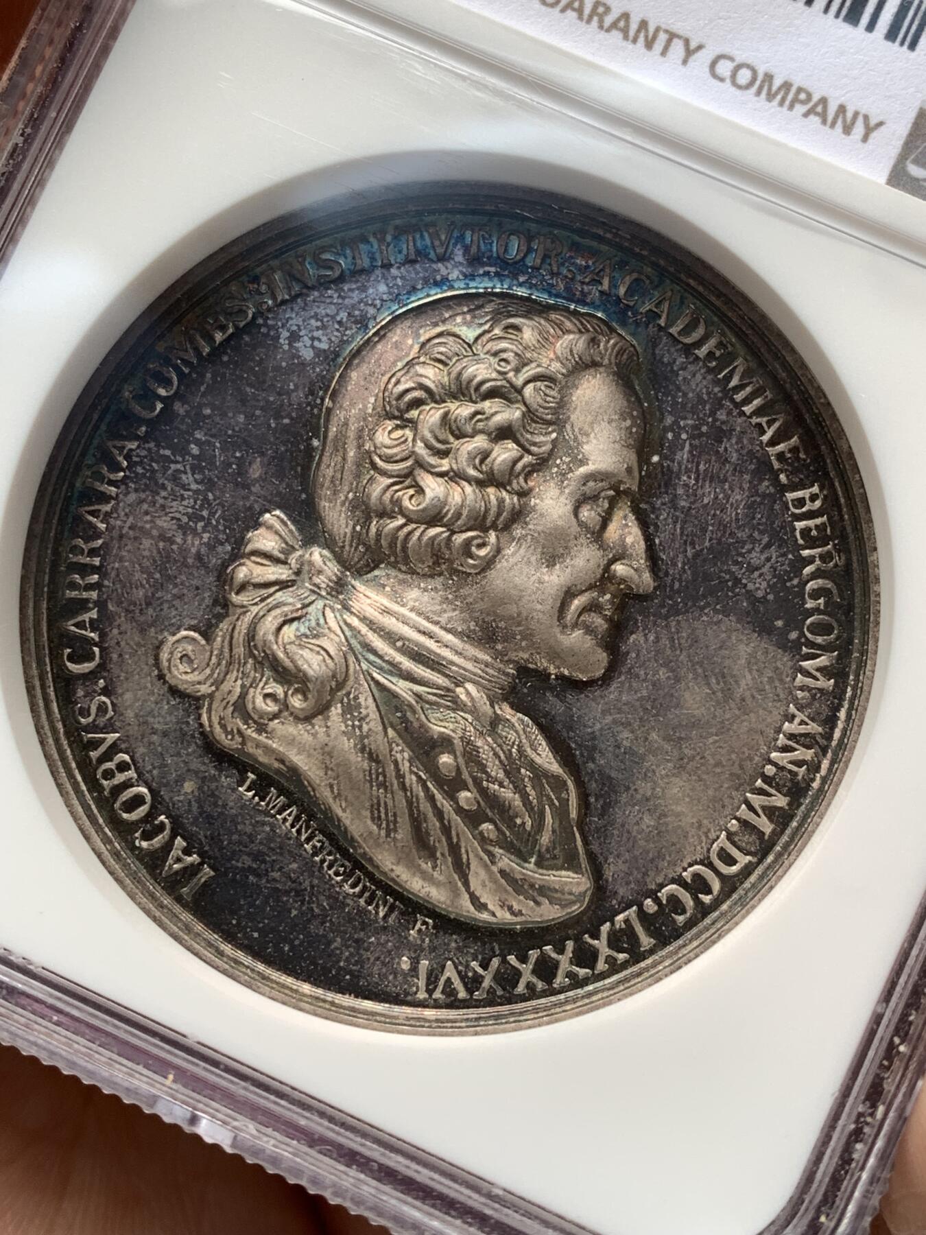 《竞宝斋》第481场 周日，周一 2场连拍 （全场包邮）20级店铺 欢迎送拍 NGC MS63 意大利高浮雕大银章，纪念1796年贝加莫卡拉拉艺术学院成立，漂亮的紫罗兰彩，十分少见。带925银标，44mm，重39克，加厚盒装。细节见图