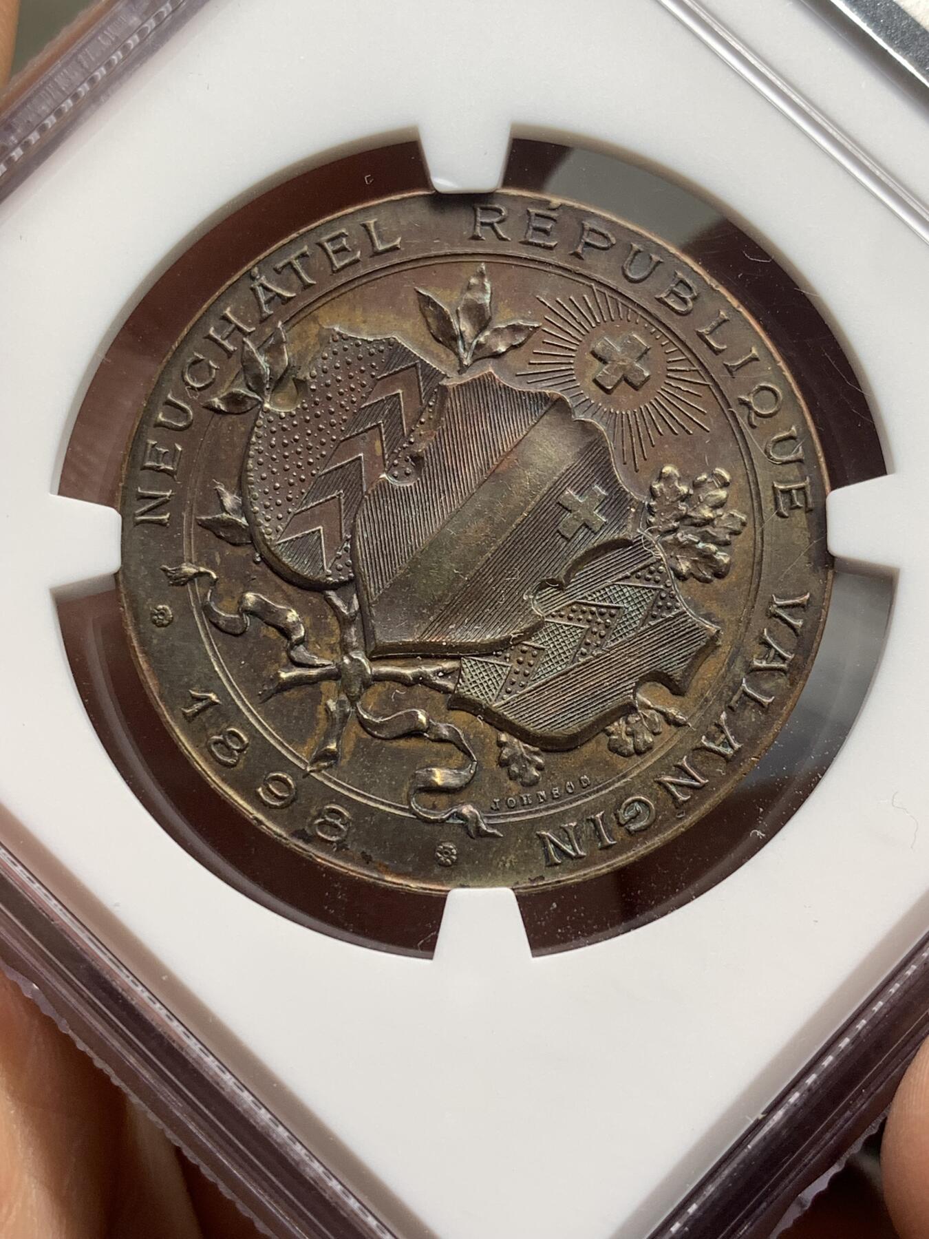 《竞宝斋》第481场 周日，周一 2场连拍 （全场包邮）20级店铺 欢迎送拍 NGC UNCD 瑞士1898年纳沙泰尔威廉泰尔父子像射击节铜章，32mm，存世量小于100枚，细节见图。