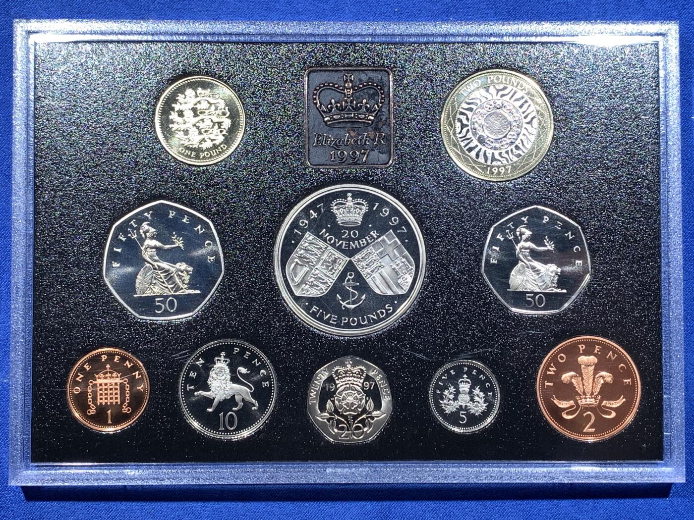 《竞宝斋》第481场 周日，周一 2场连拍 （全场包邮）20级店铺 欢迎送拍 英国1997年精制套币（含10币1章）5英镑女王金婚纪念币+2英镑机械时代+1英镑英格兰三狮+2枚换版50便士，盒证齐全，盒子固定位缺失
