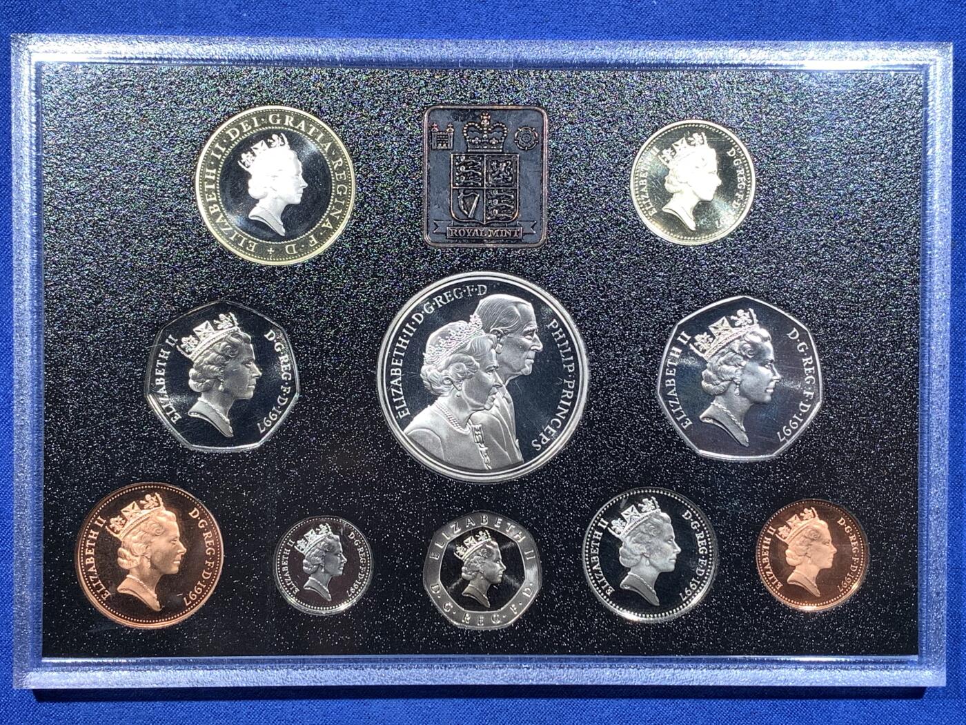 《竞宝斋》第481场 周日，周一 2场连拍 （全场包邮）20级店铺 欢迎送拍 英国1997年精制套币（含10币1章）5英镑女王金婚纪念币+2英镑机械时代+1英镑英格兰三狮+2枚换版50便士，盒证齐全，盒子固定位缺失