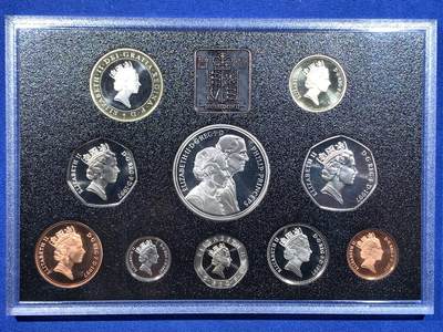 《竞宝斋》第481场 周日，周一 2场连拍 （全场包邮）20级店铺 欢迎送拍 - 英国1997年精制套币（含10币1章）5英镑女王金婚纪念币+2英镑机械时代+1英镑英格兰三狮+2枚换版50便士，盒证齐全，盒子固定位缺失