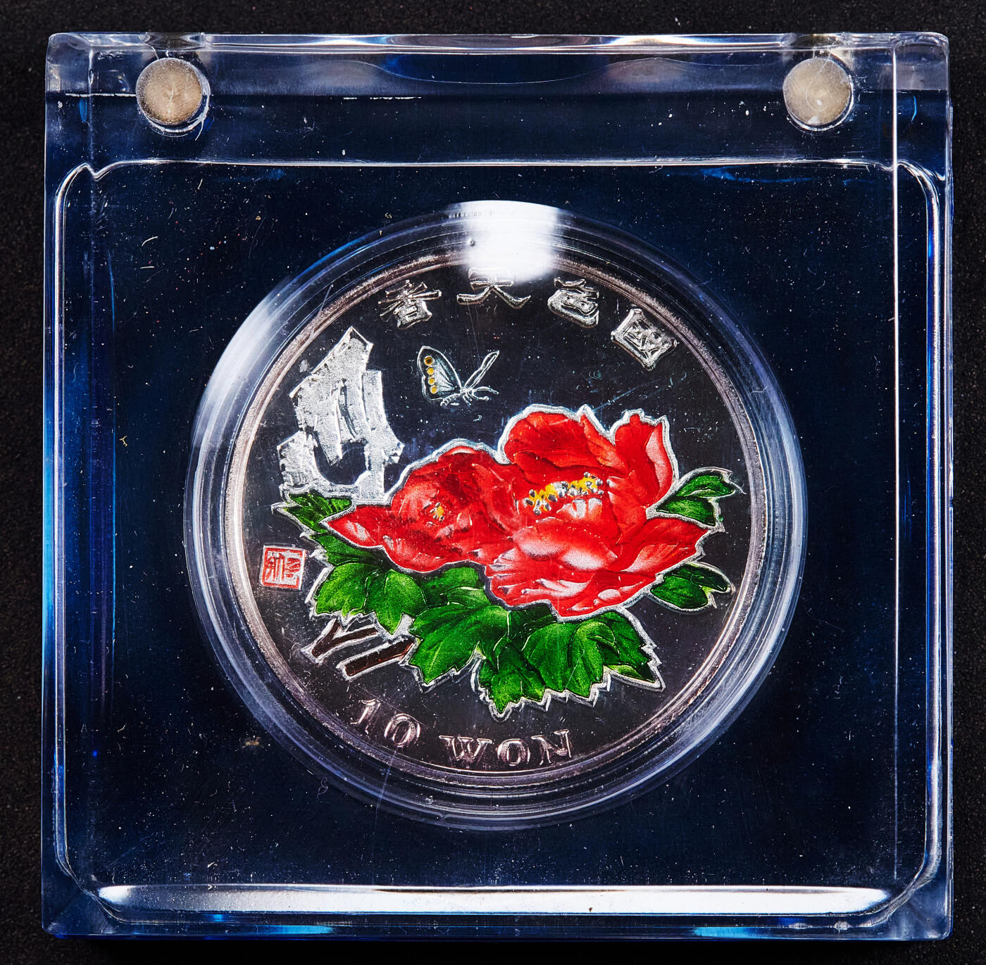 【俄甄集藏】满园春色-2026年(051)04-22星期三 晚 19:30 全场包邮 朝鲜1997年“国色天香”牡丹花彩绘精制大银币，原盒，重31.1035克，999银，发行量5000枚，上期被鸽重拍