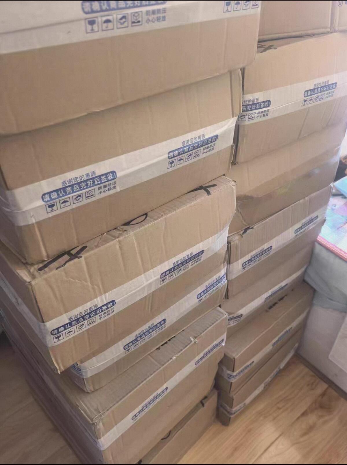 卡牌限时033期专场（25号晚20点截拍） 小浣熊红楼梦干脆面A档，原装未拆，每箱里面30包面➕彩闪一包，总计13箱包邮。原封箱 原封箱 原封箱 不包官瑕 售出不退不换 看好再拍。 (A面13箱原箱未拆封。拍到就是赚到)