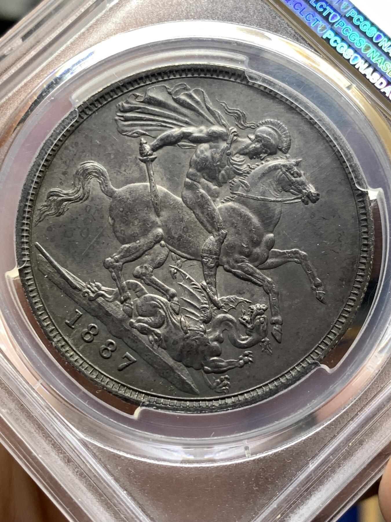 《竞宝斋》第481场 周日，周一 2场连拍 （全场包邮）20级店铺 欢迎送拍 PCGS AU55 英国1887年高冠马剑，均匀的深紫色包浆，有分不易。很有特色的一枚马剑，按国币的审美是顶级的味道币。