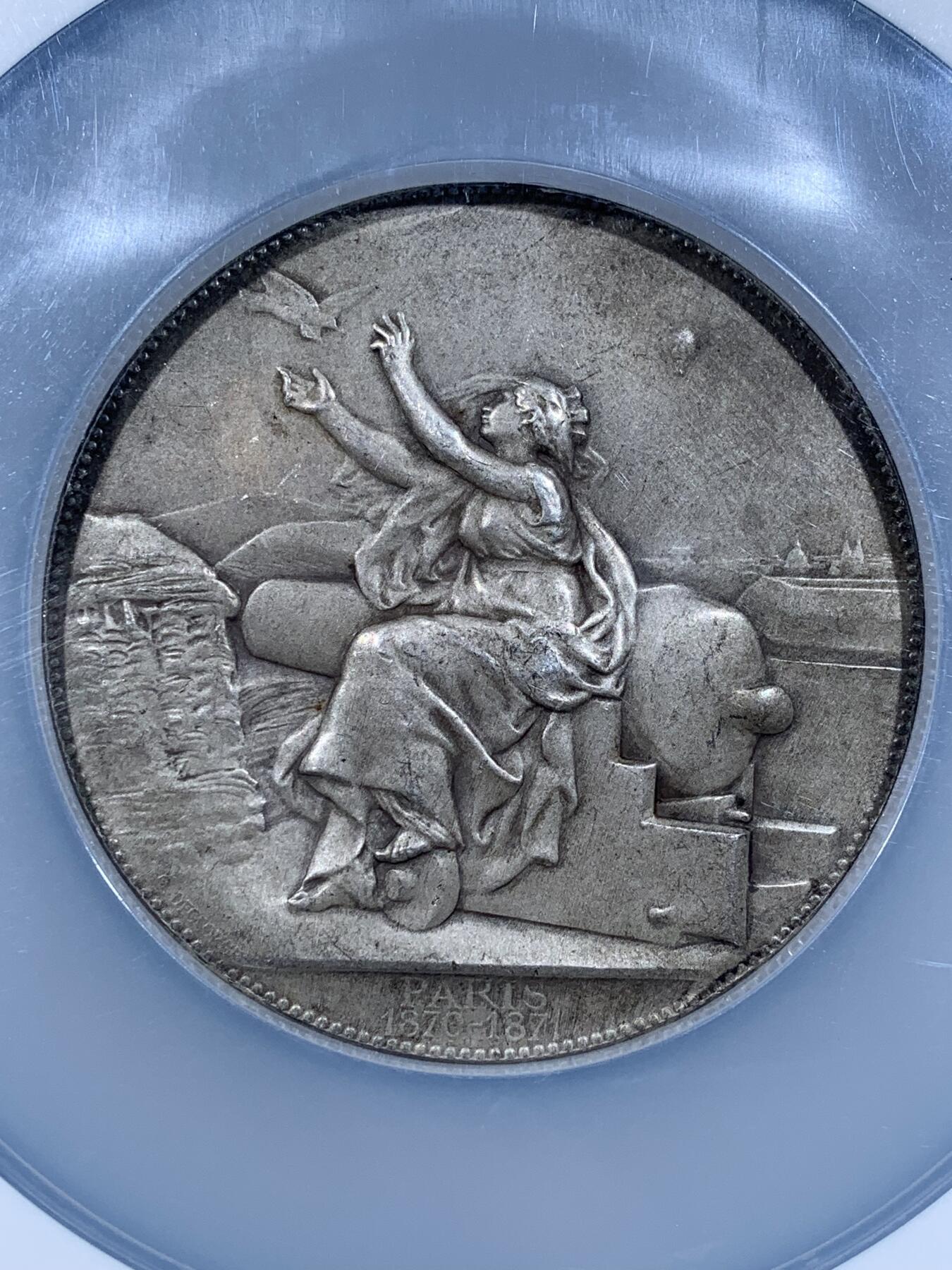 《竞宝斋》第481场 周日，周一 2场连拍 （全场包邮）20级店铺 欢迎送拍 NGC MS62 法国1871年巴黎航空通讯纪念大银章，直径63mm，重量117克。在普法战争中巴黎被普鲁士围困，城中通信全靠信鸽完成。此章纪念此重大历史事件。少见品种，加大加厚盒，盒子下沿有磕。