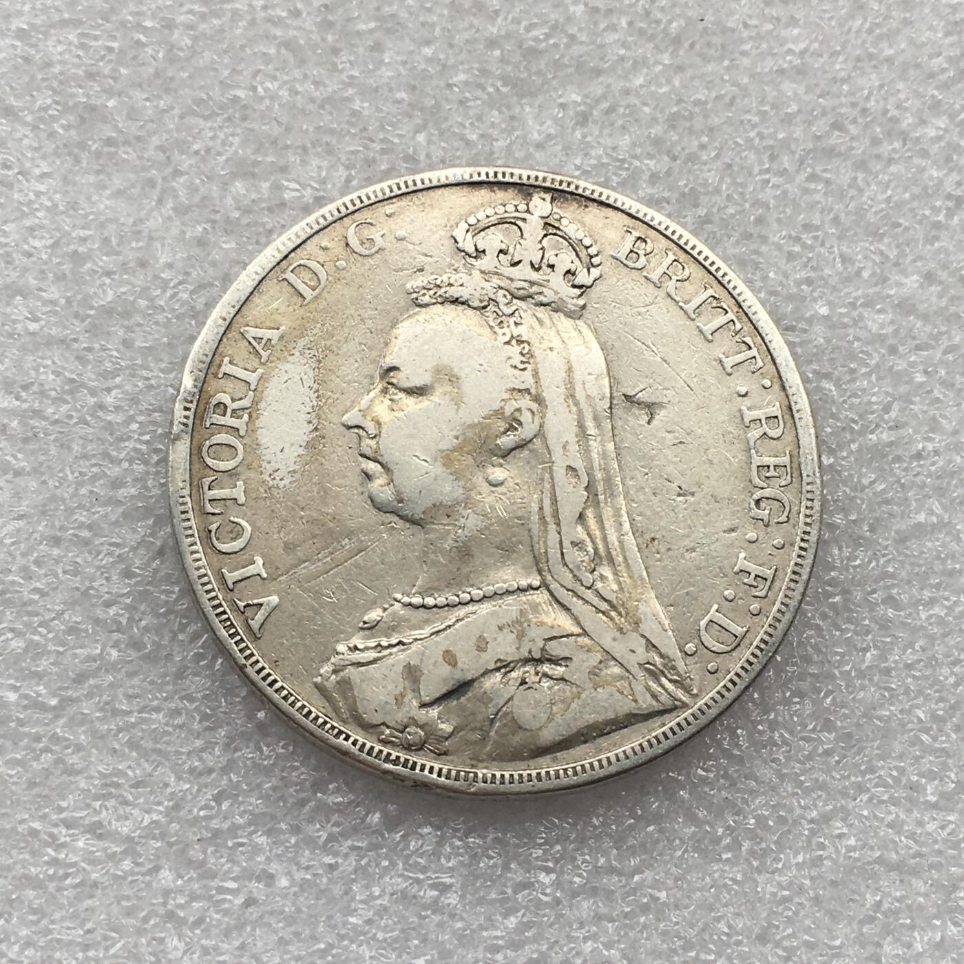 世界钱币专场拍卖 每周二开拍 1889年英国维多利亚女王高冠马剑一克朗银币