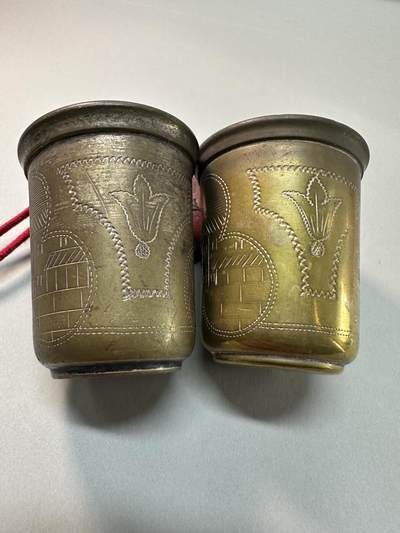 清-民国-建国｜老铜器专场.伍 民国/建国初老黄铜錾刻建筑纹小杯一对