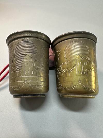 清-民国-建国｜老铜器专场.伍 民国/建国初老黄铜錾刻建筑纹小杯一对