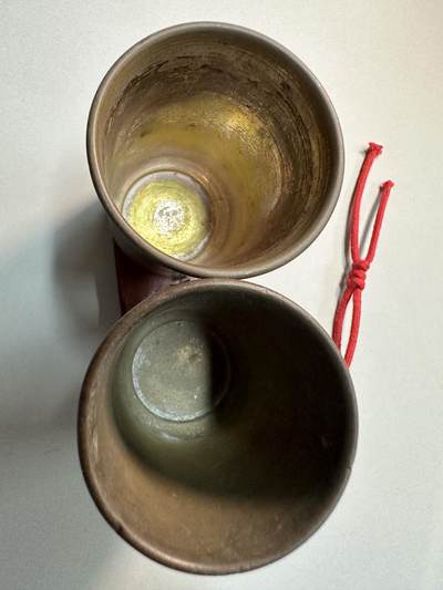 清-民国-建国｜老铜器专场.伍 民国/建国初老黄铜錾刻建筑纹小杯一对