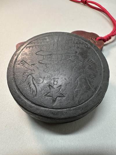 清-民国-建国｜老铜器专场.伍 建国初老铜圆形铜墨盒 錾刻天坛和平鸽五星纹