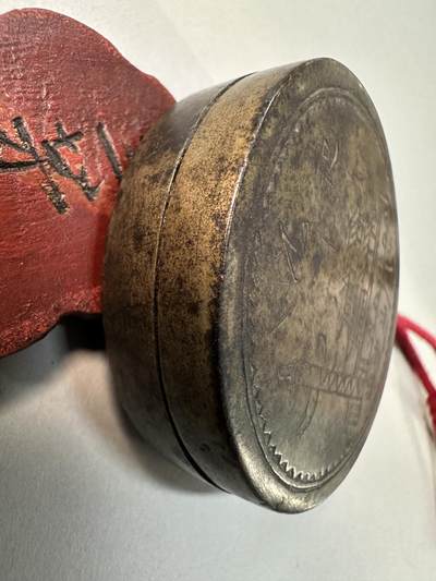 清-民国-建国｜老铜器专场.伍 建国初老黄铜圆形铜墨盒 錾刻和平鸽天安门纹