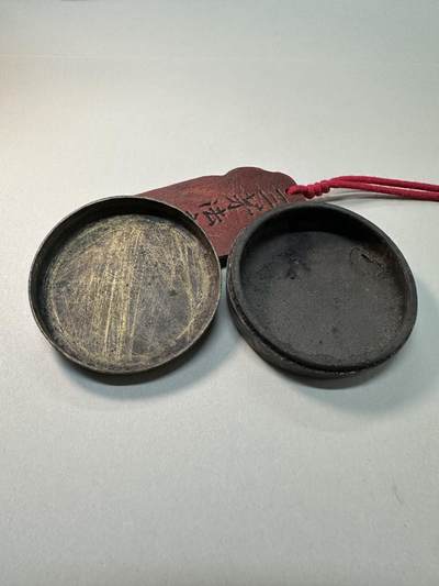 清-民国-建国｜老铜器专场.伍 建国初老黄铜圆形铜墨盒 錾刻和平鸽天安门纹