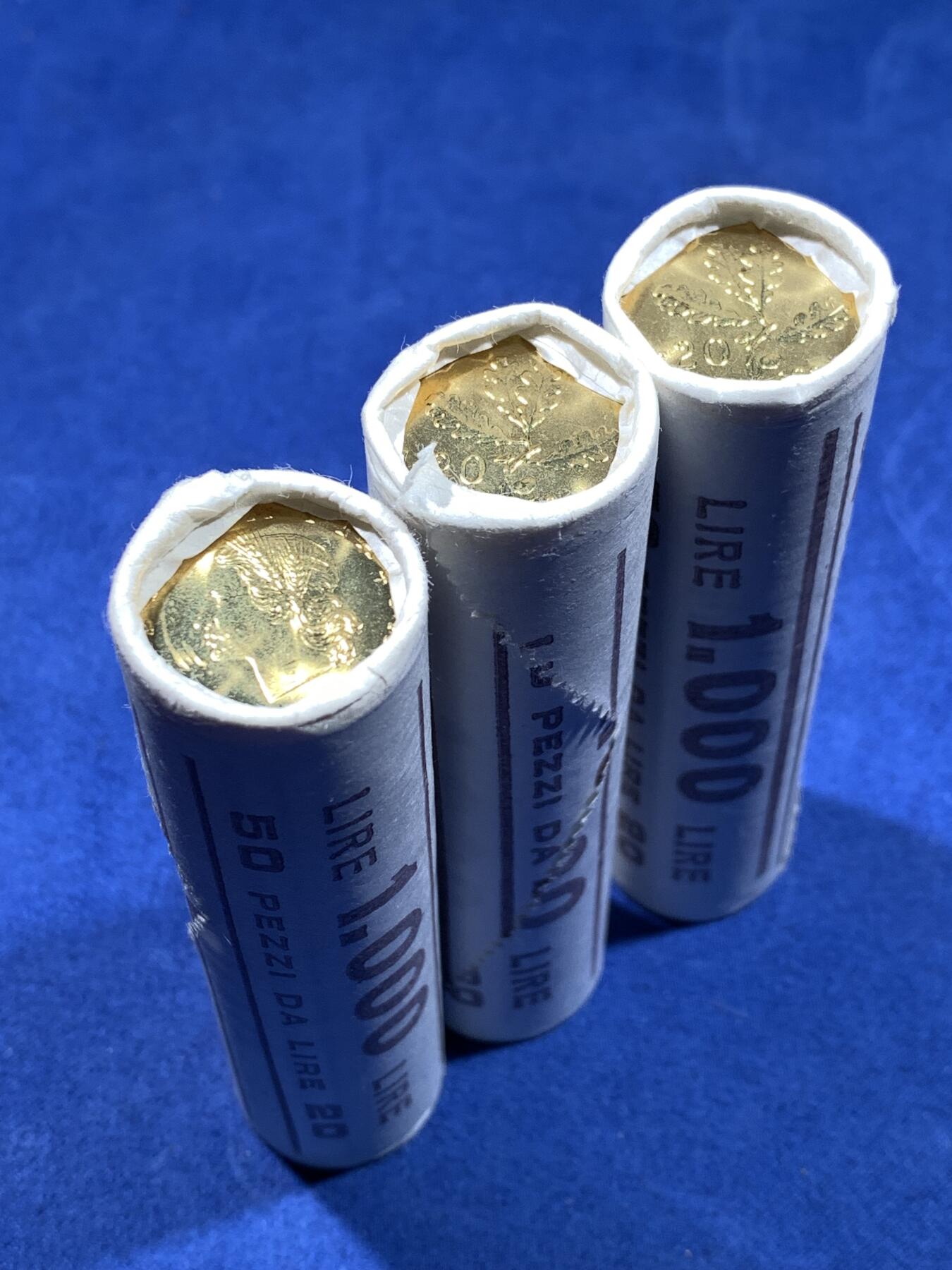 《竞宝斋》第481场 周日，周一 2场连拍 （全场包邮）20级店铺 欢迎送拍 三卷一组 意大利1989年20里拉硬币，每卷50枚（面值1000里拉），共150枚（3000里拉）。