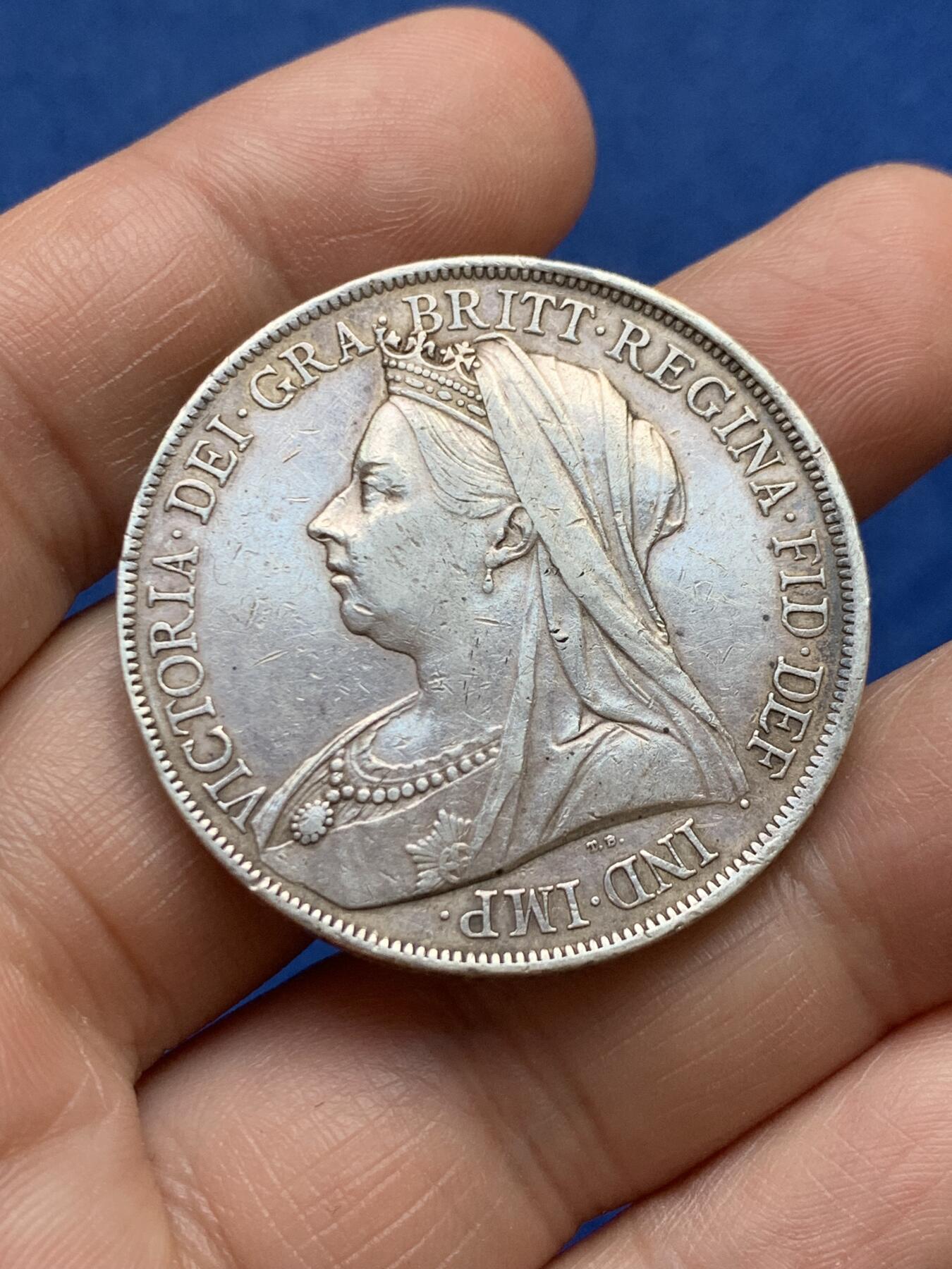 《竞宝斋》第482场 周日，周一 2场连拍 （全场包邮）20级店铺 欢迎送拍 英国1900年维多利亚女皇披纱马剑一克朗银币 背面有戳记 细节见图