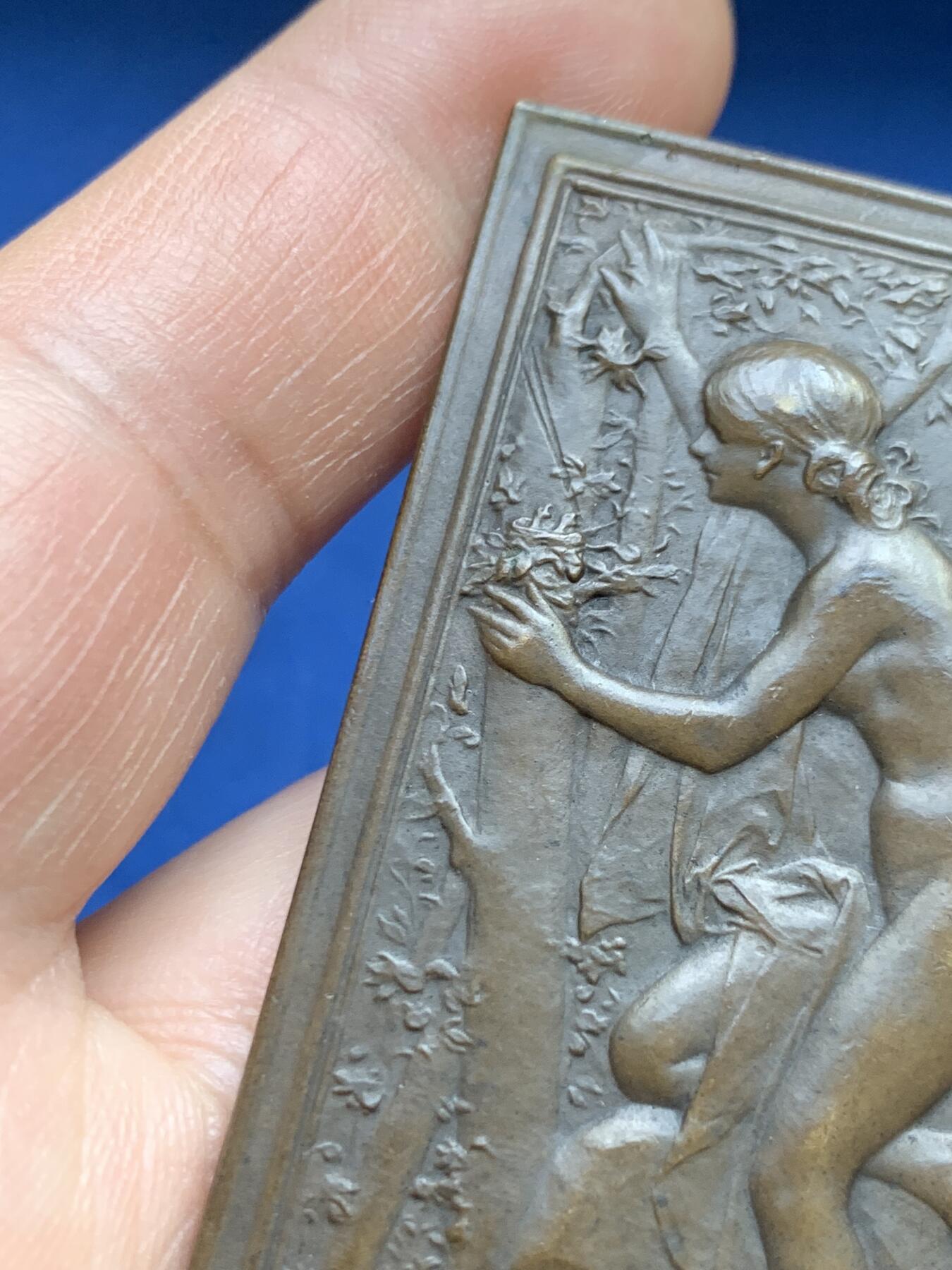 《竞宝斋》第482场 周日，周一 2场连拍 （全场包邮）20级店铺 欢迎送拍 法国天才章牌大师丹尼尔·杜普伊作《巢》，法国新艺术时期铜章，《Le Nid（鸟巢）》清凉章，原铸，丰饶角铜标，65.8*37.2mm，54.4克。细节见图