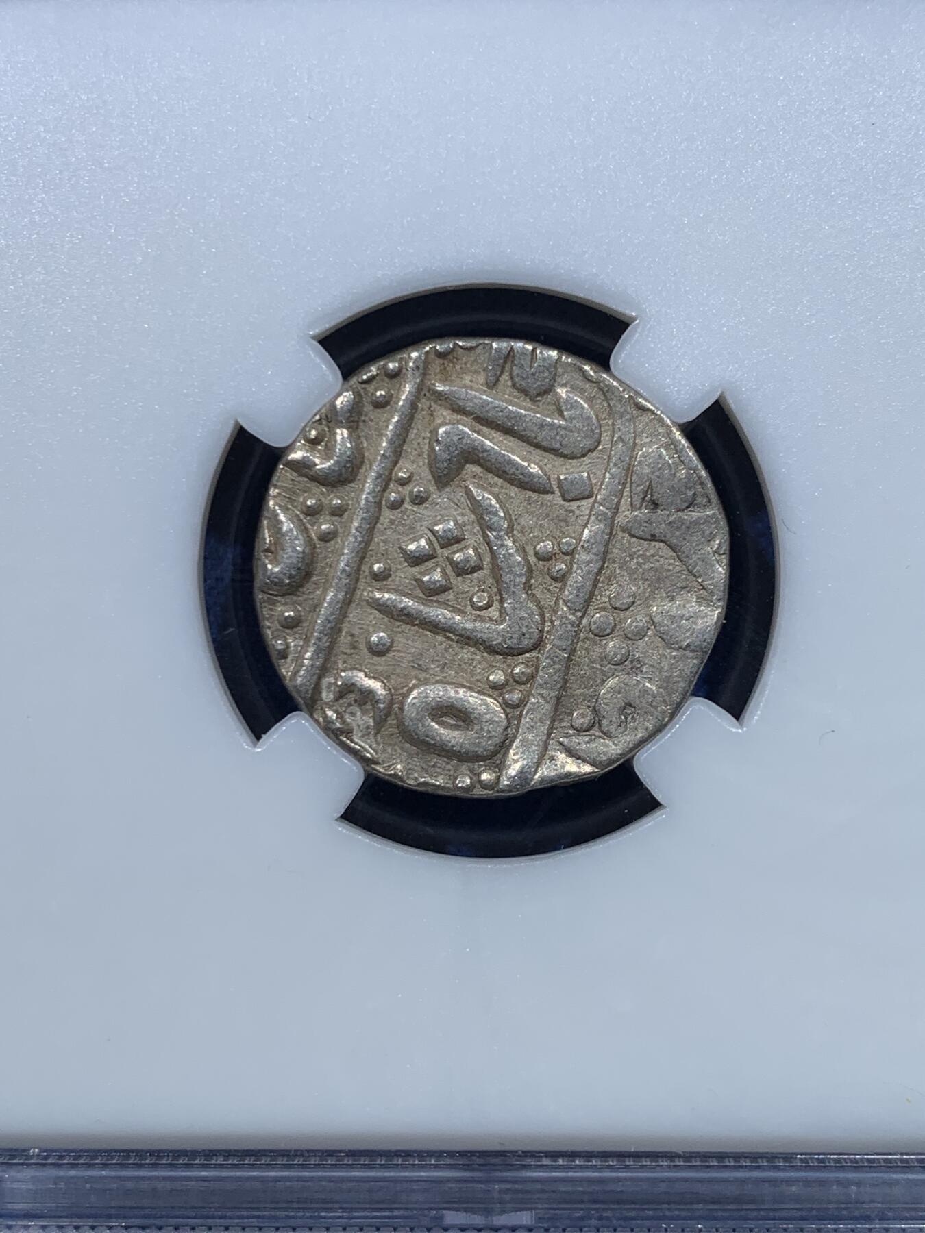 《竞宝斋》第482场 周日，周一 2场连拍 （全场包邮）20级店铺 欢迎送拍 NPGS众诚评级 MS状态 印度印多尔邦太阳神像银币 打制币MS品相难得，含银量高，盒子已经自行打开，但是是原盒原币