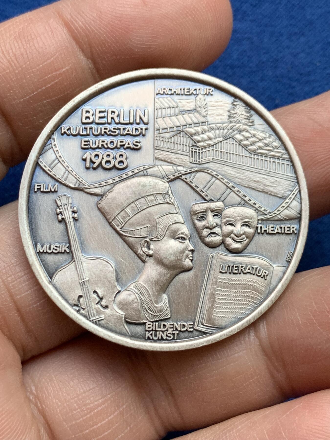《竞宝斋》第482场 周日，周一 2场连拍 （全场包邮）20级店铺 欢迎送拍 1988年欧洲文化之都柏林银章，1000纯银标，39.8mm，22.8克，正面：柏林的六大领域即建筑/戏剧/文学/艺术/音乐/电影，背面：柏林市徽与12个行政区徽