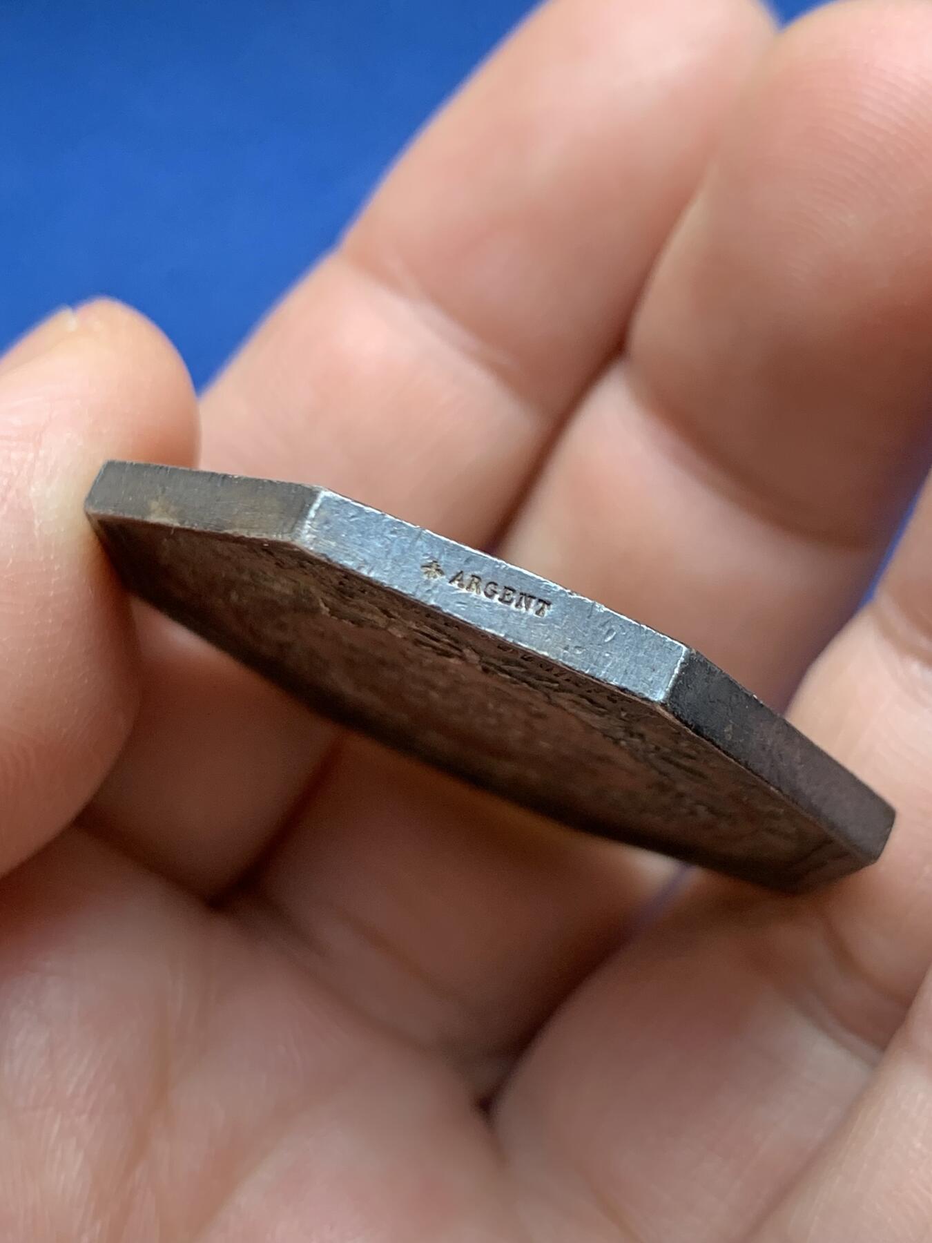 《竞宝斋》第482场 周日，周一 2场连拍 （全场包邮）20级店铺 欢迎送拍 法国1862年八角银质代币 巴黎蒸汽船公司在诺曼底港口的通行证 正面是勒阿弗尔和翁夫勒的徽章 1882年使用 蜜蜂银标 重约25.4克 37.8mm