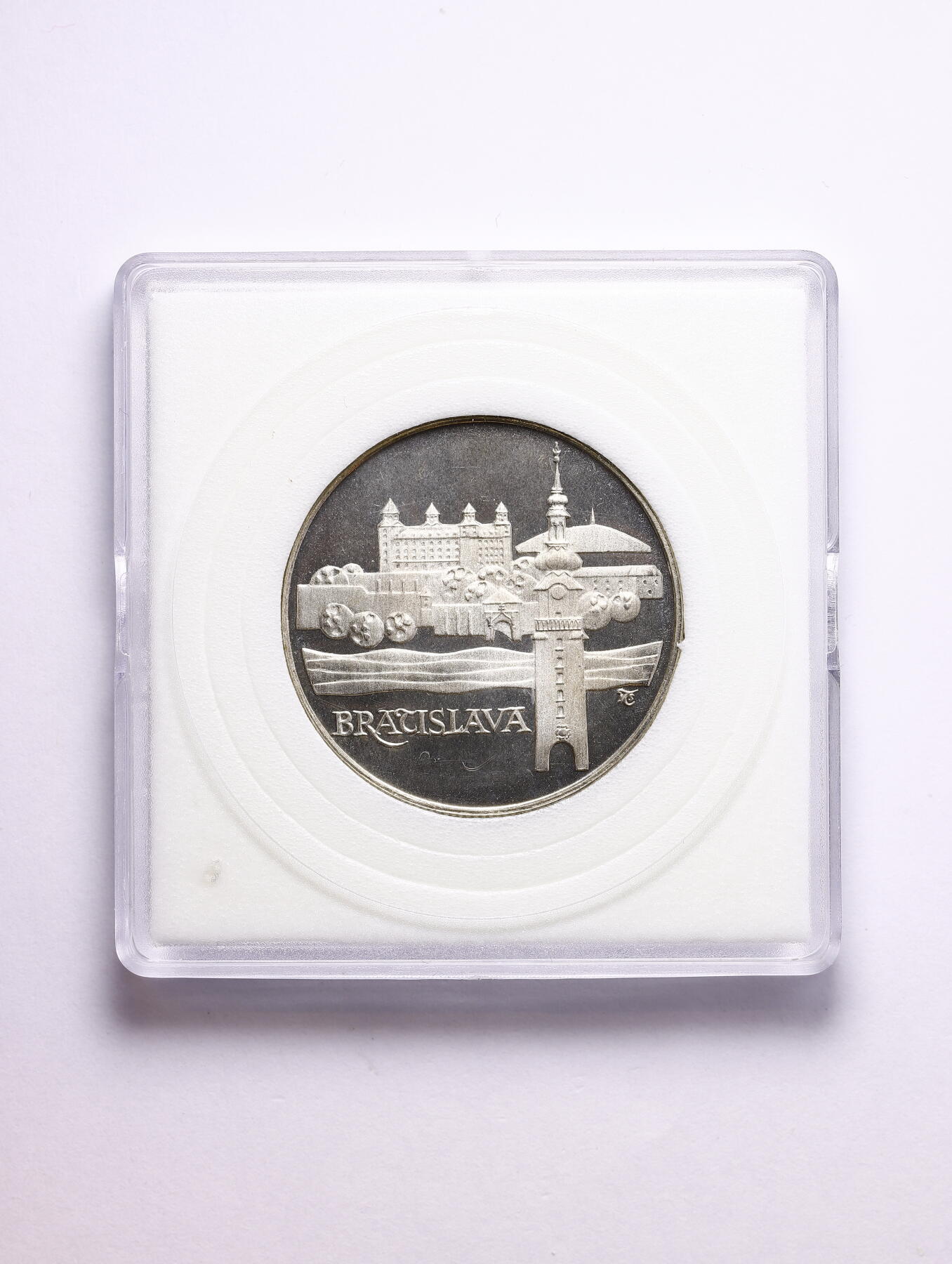 观钱 近现代机制币拍卖No.009（全场顺丰包邮，不区分偏远地区）  1986 年捷克斯洛伐克 “布拉迪斯拉发” 50 克朗精制银币吗，罕见历史时期，国名已成历史