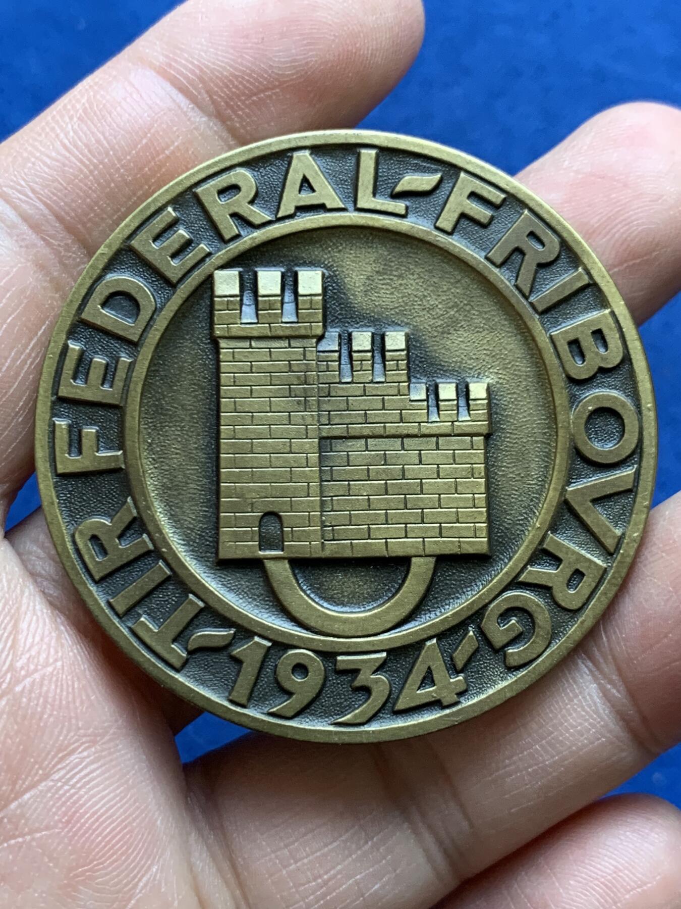 《竞宝斋》第482场 周日，周一 2场连拍 （全场包邮）20级店铺 欢迎送拍 1934年瑞士弗莱堡射击节铜章，49.5mm，53.2克，存世量少，带盒，品相极好