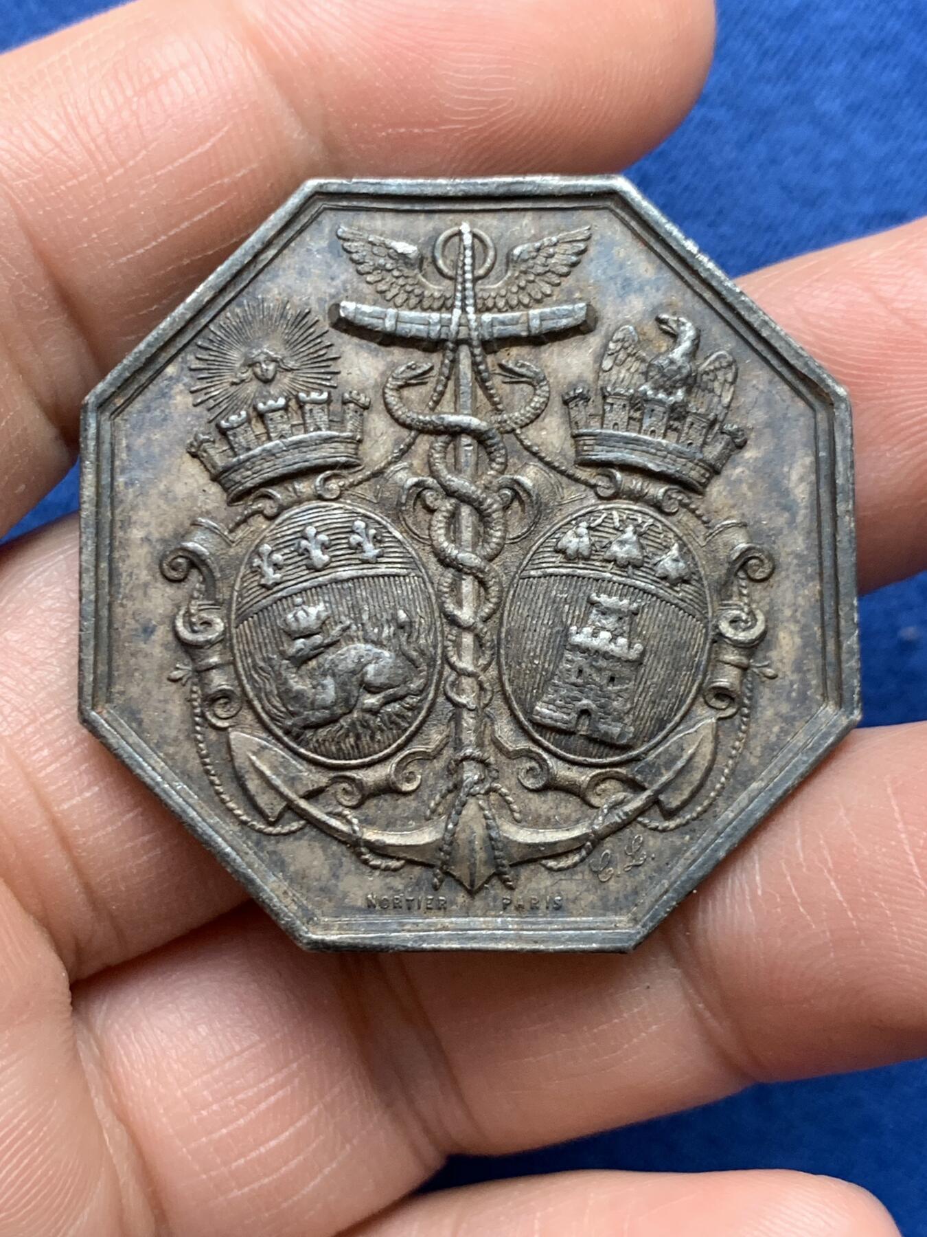 《竞宝斋》第482场 周日，周一 2场连拍 （全场包邮）20级店铺 欢迎送拍 法国1862年八角银质代币 巴黎蒸汽船公司在诺曼底港口的通行证 正面是勒阿弗尔和翁夫勒的徽章 1882年使用 蜜蜂银标 重约25.4克 37.8mm