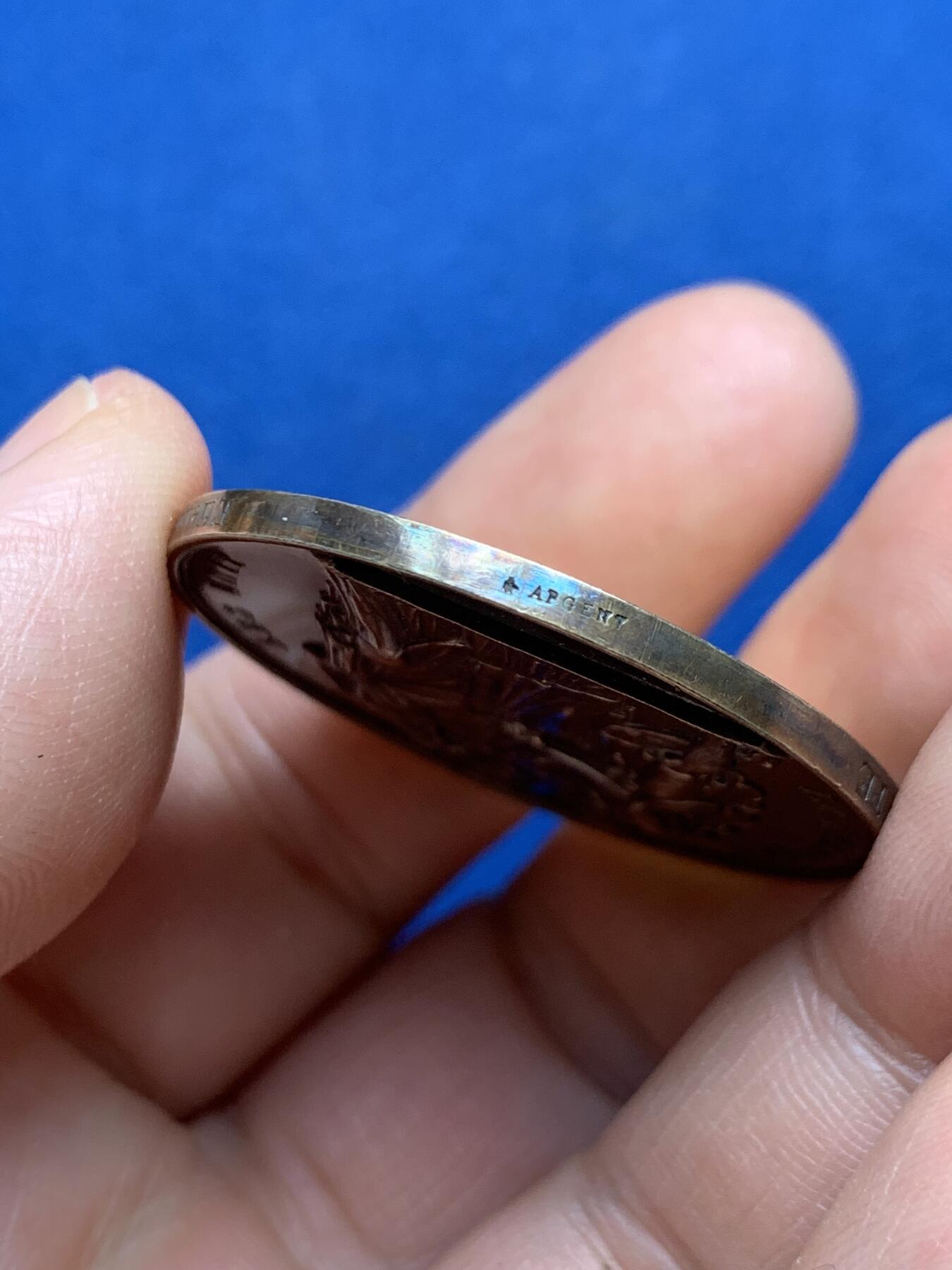 《竞宝斋》第482场 周日，周一 2场连拍 （全场包邮）20级店铺 欢迎送拍 1866年法国主题婚礼纪念镀金银章，正面刻画由宗教女神见证的新人牵手场景，边缘铭文译“宗教将他们结合”。直径：36.6mm，重：22.2g，蜜蜂银标。