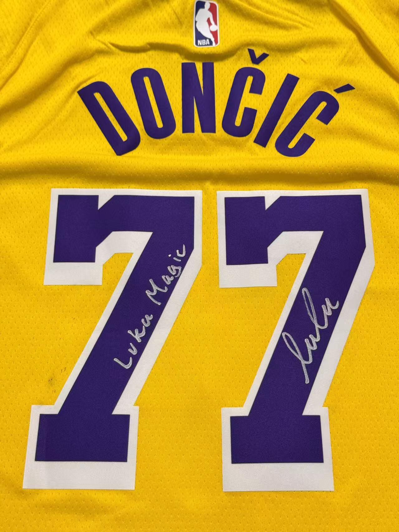 零元拍：东大王加冕得分王，NBA得分王卢卡-东契奇亲签洛杉矶湖人Nike球队限定紫金球衣背书经典Luka Magic，本人尺码，绝对是这个辉煌赛季的不二收藏！