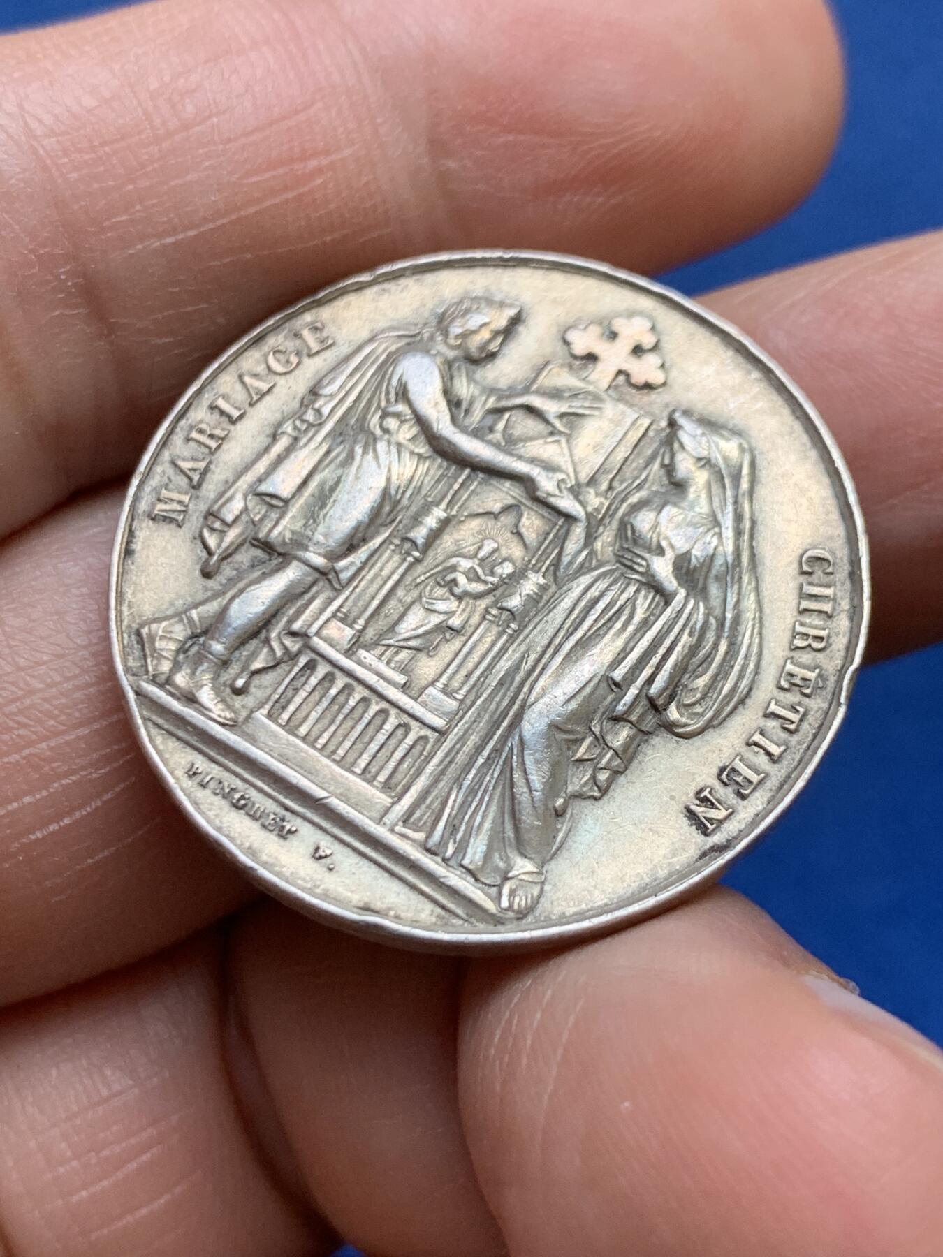 《竞宝斋》第482场 周日，周一 2场连拍 （全场包邮）20级店铺 欢迎送拍 早期婚礼银章 12.3克 29.8mm 小手指银标 背面未刻字