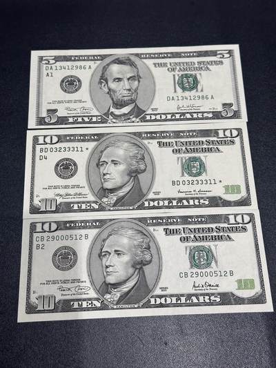 《外钞收藏家》第六百二十九期（精品场）（长期征集拍品、欢迎藏友们联系合作） 美国大头版2003年5美元（背面覆印彩色）+1999年10美元补号无47超靓号（有一个轻微荧光点，不像是潮）+2001年10美元无47靓号 一起 全新UNC