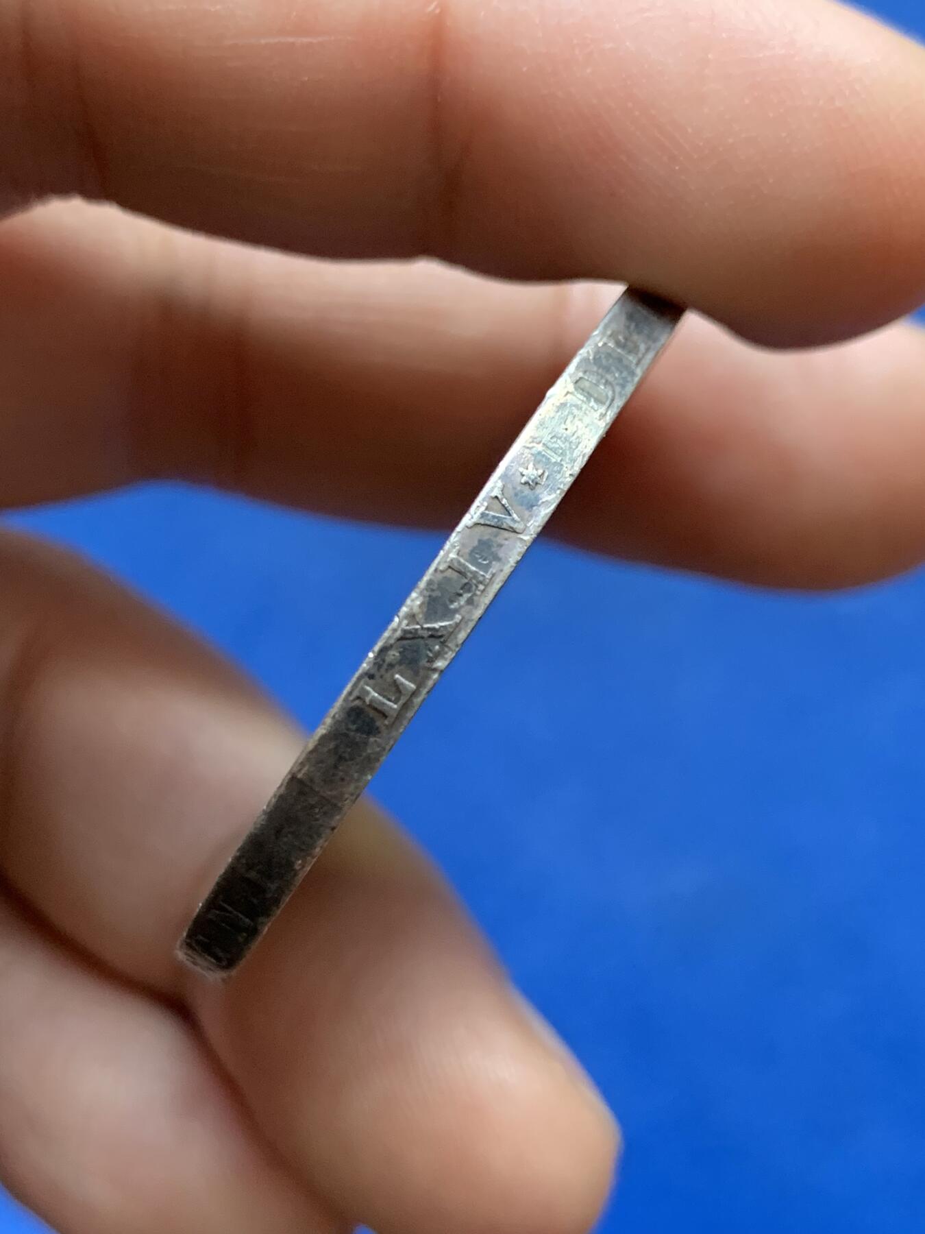 《竞宝斋》第482场 周日，周一 2场连拍 （全场包邮）20级店铺 欢迎送拍 英国1900年维多利亚女皇披纱马剑一克朗银币 背面有戳记 细节见图