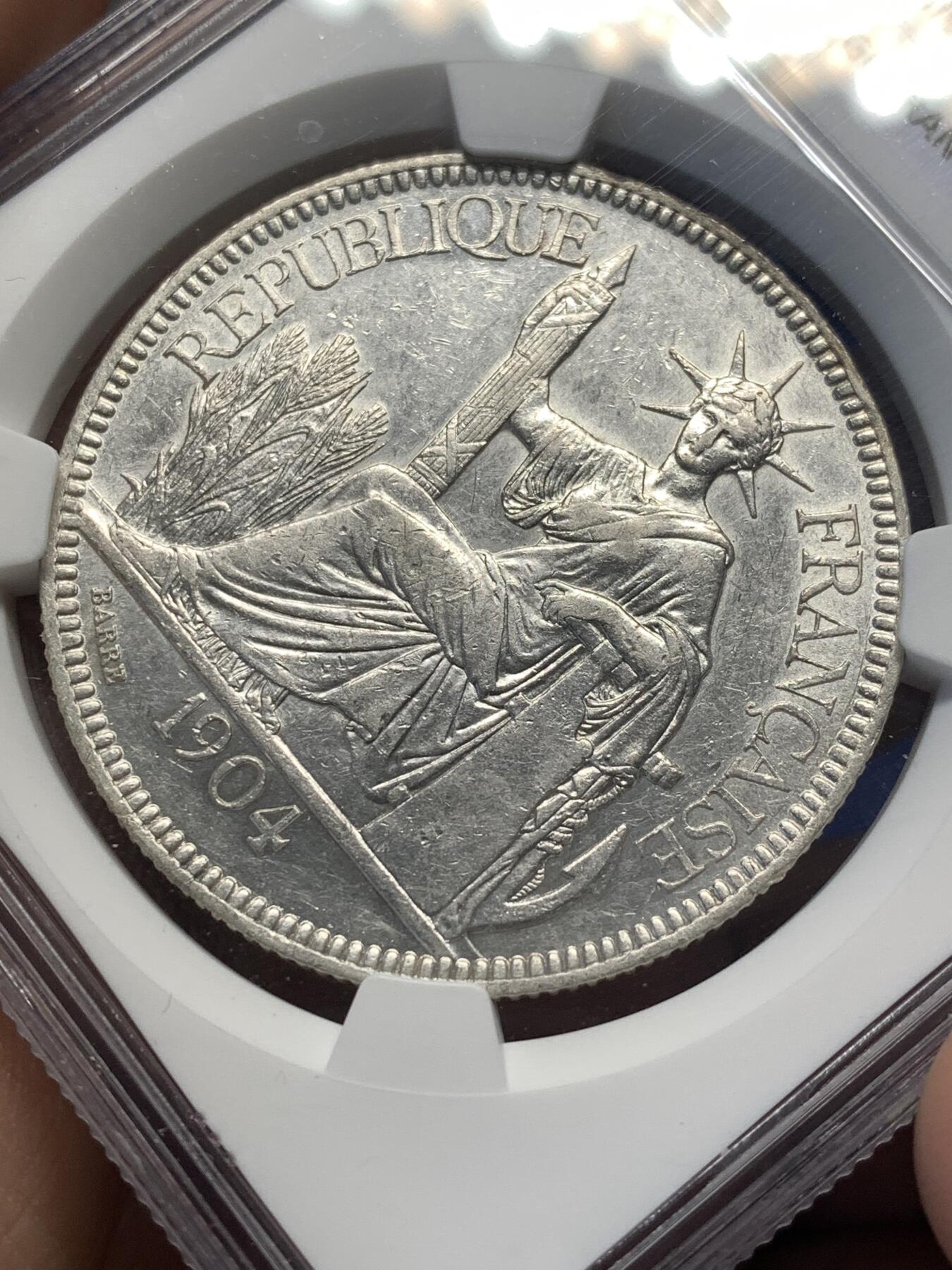 《竞宝斋》第482场 周日，周一 2场连拍 （全场包邮）20级店铺 欢迎送拍 NGC AUD 法属印支 1904年 坐洋 1皮阿斯特 银币