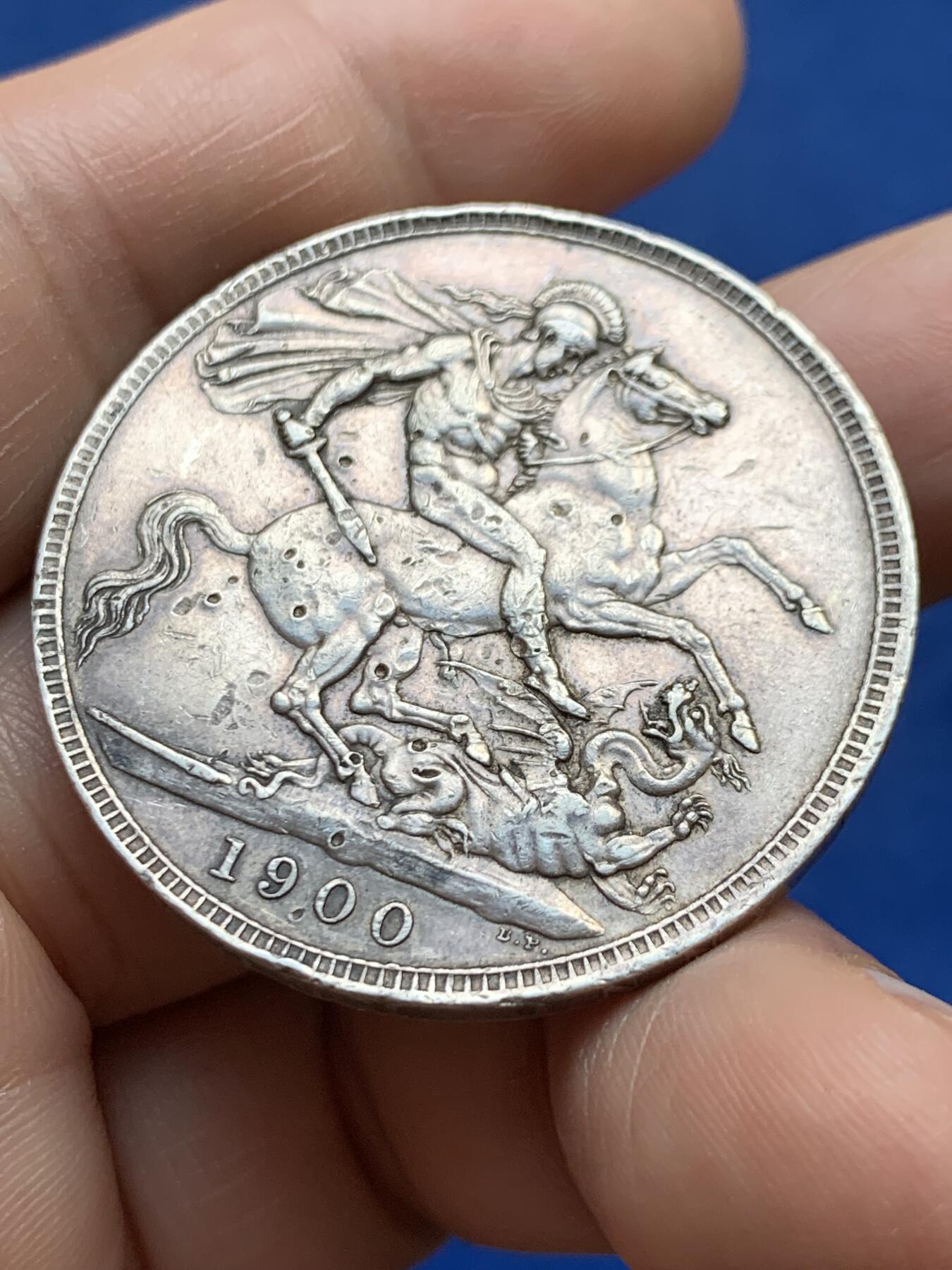 《竞宝斋》第482场 周日，周一 2场连拍 （全场包邮）20级店铺 欢迎送拍 英国1900年维多利亚女皇披纱马剑一克朗银币 背面有戳记 细节见图