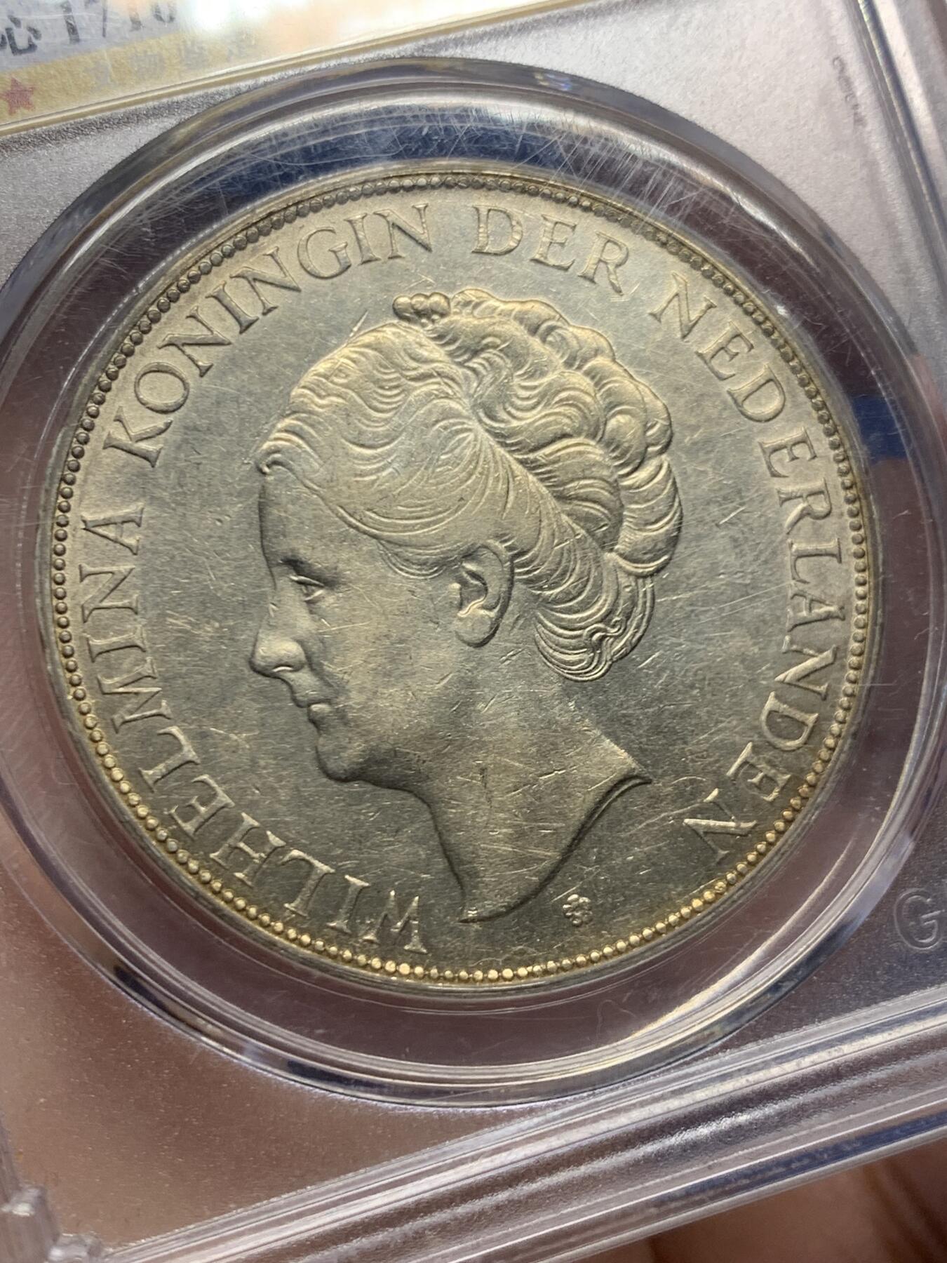 《竞宝斋》第482场 周日，周一 2场连拍 （全场包邮）20级店铺 欢迎送拍 公博 AU53 荷兰王国1930年威廉明娜女王2.5盾银币 25g 盒子背面支撑有磕